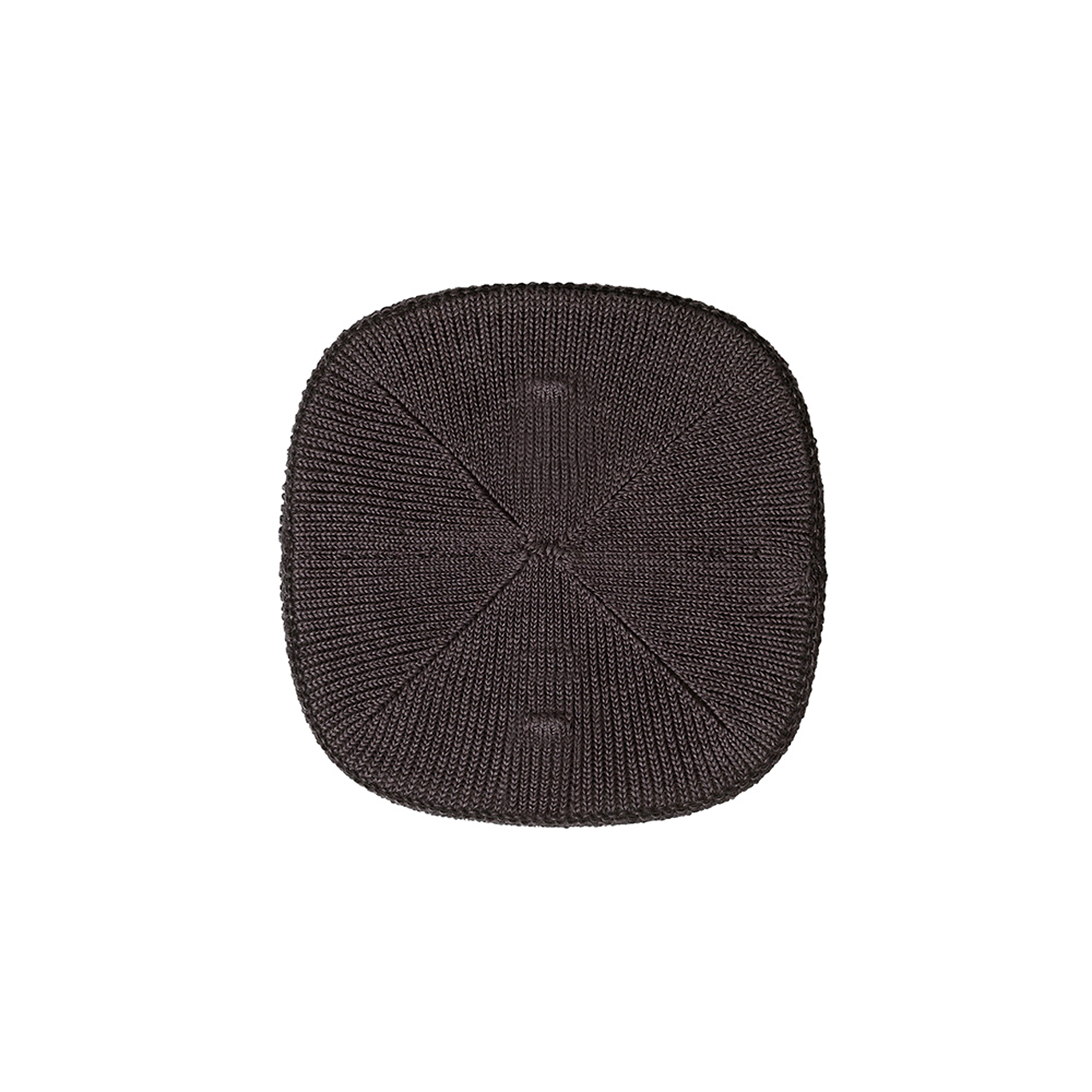 Bonnet en tricot circulaire, plat, marron foncé. Le dessus est visible.