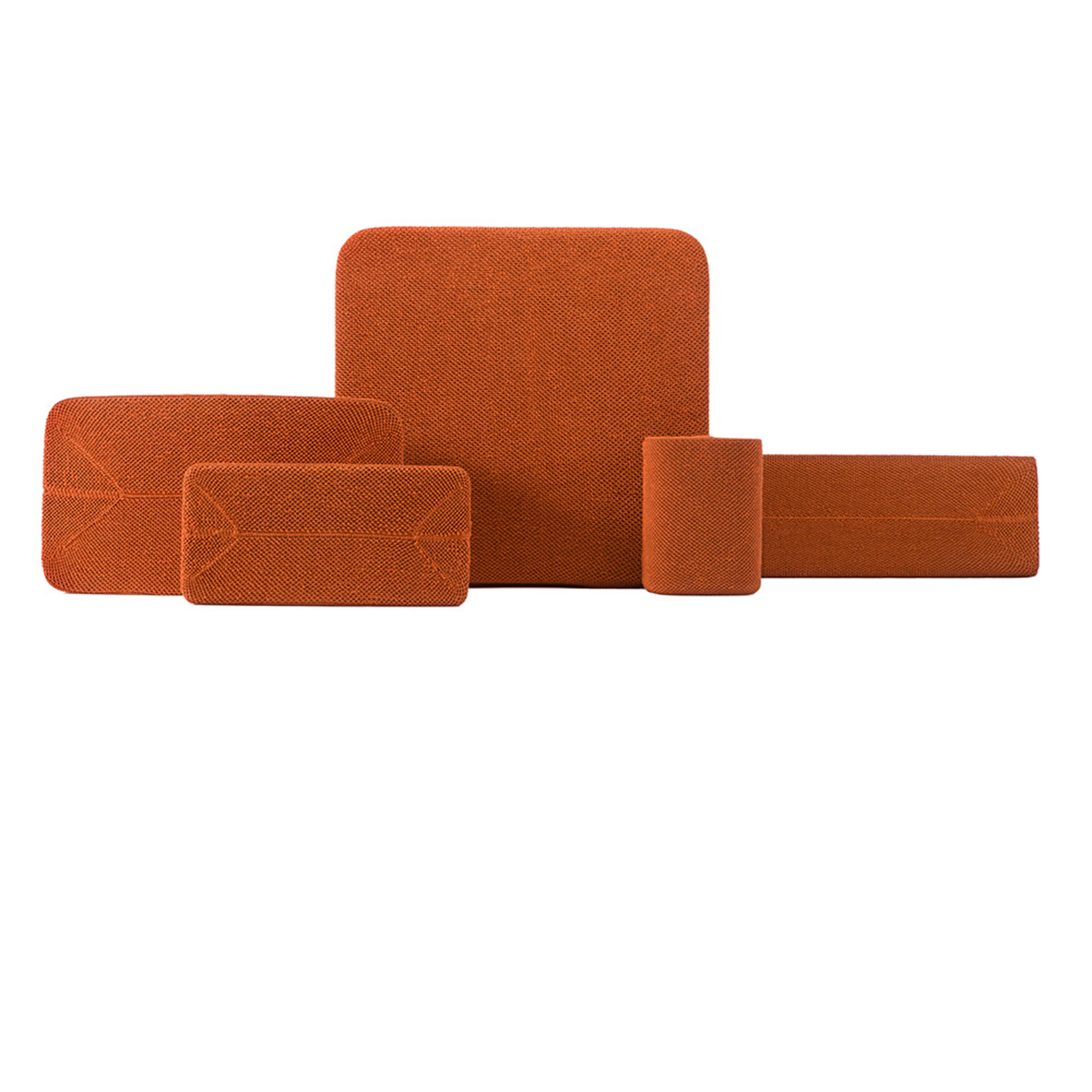 Cinq pièces de tissu orange de différentes formes sur fond blanc.
