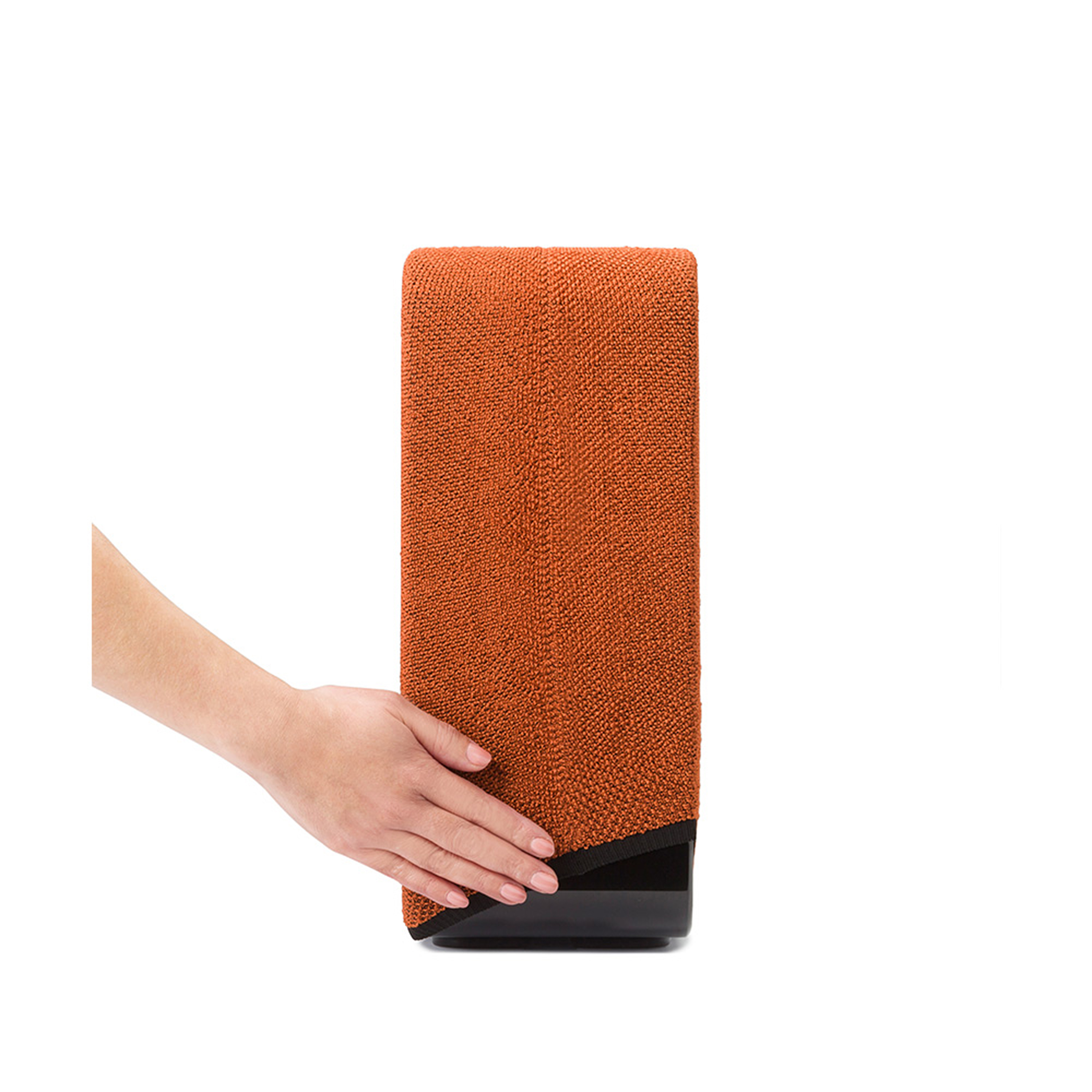 Haut-parleur rectangulaire orange recouvert de tissu texturé, avec une base noire.