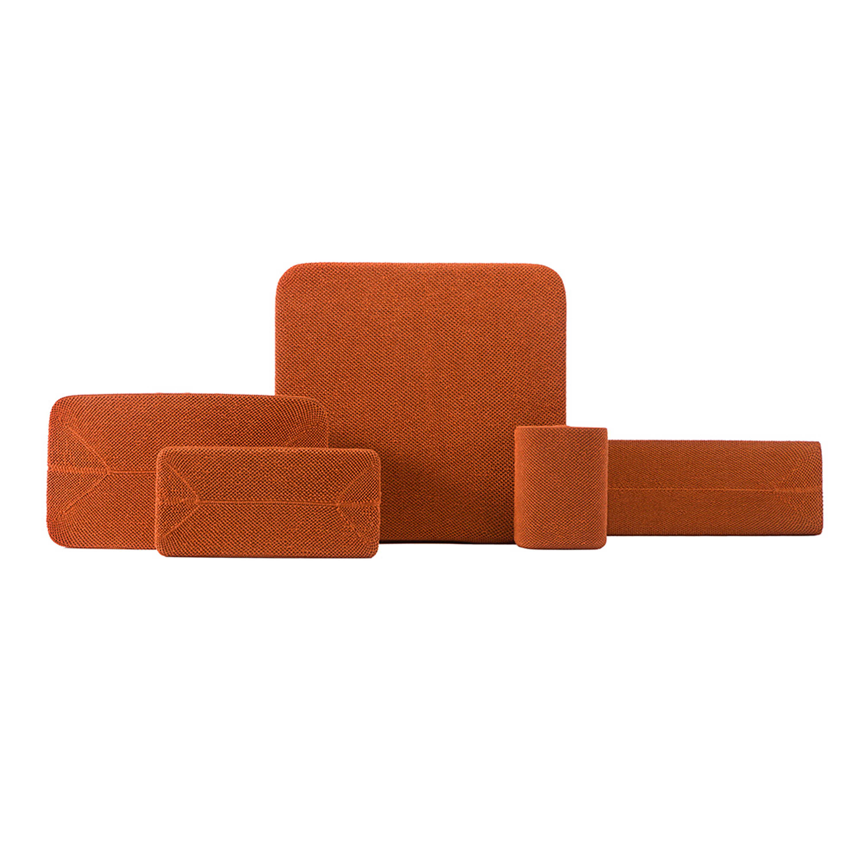 Ensemble d'accessoires en tissu orange comprenant des coussinets et un article cylindrique, sur une surface blanche.