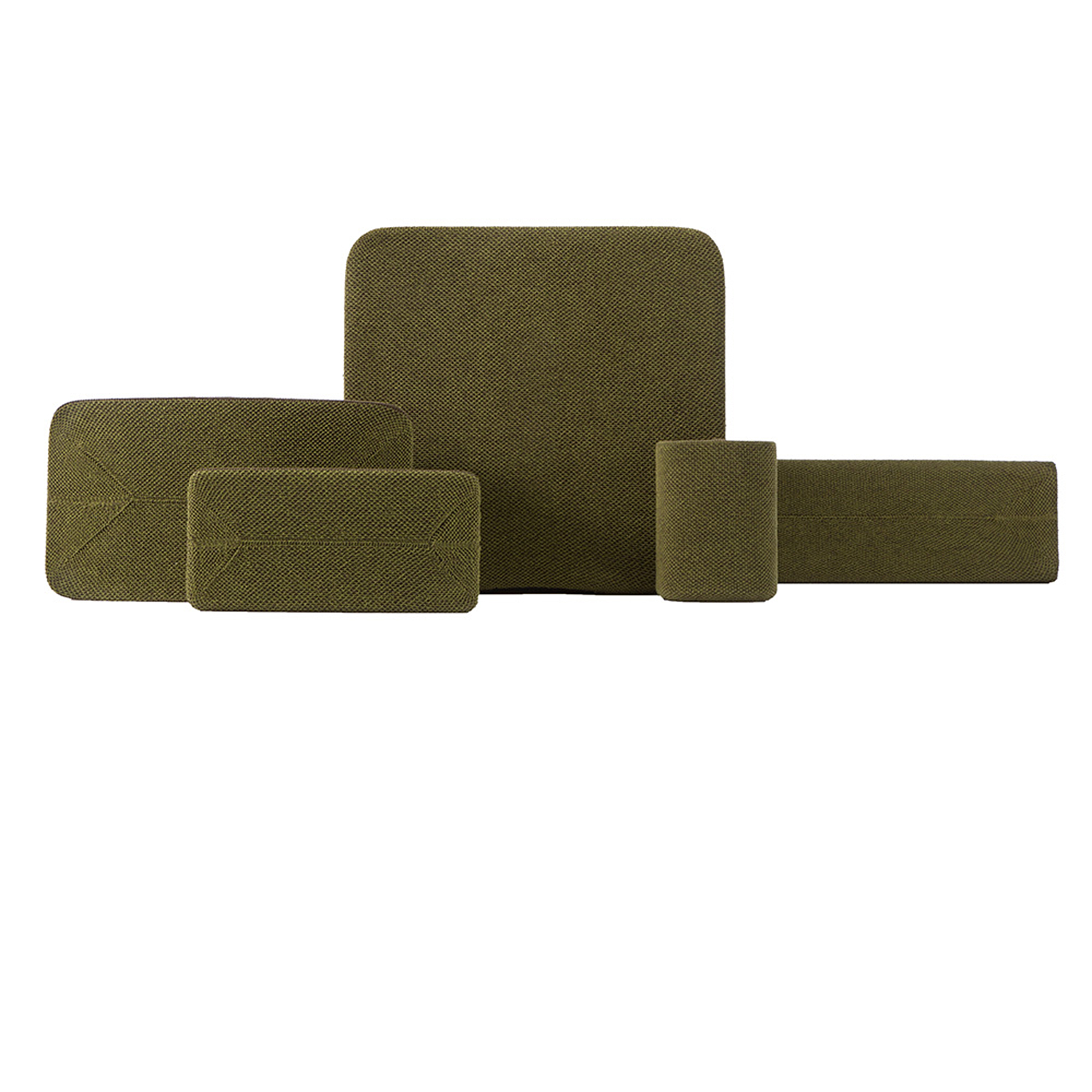 Coussinets en tissu vert olive de différentes tailles. Le plus grand est rectangulaire. Fond blanc.