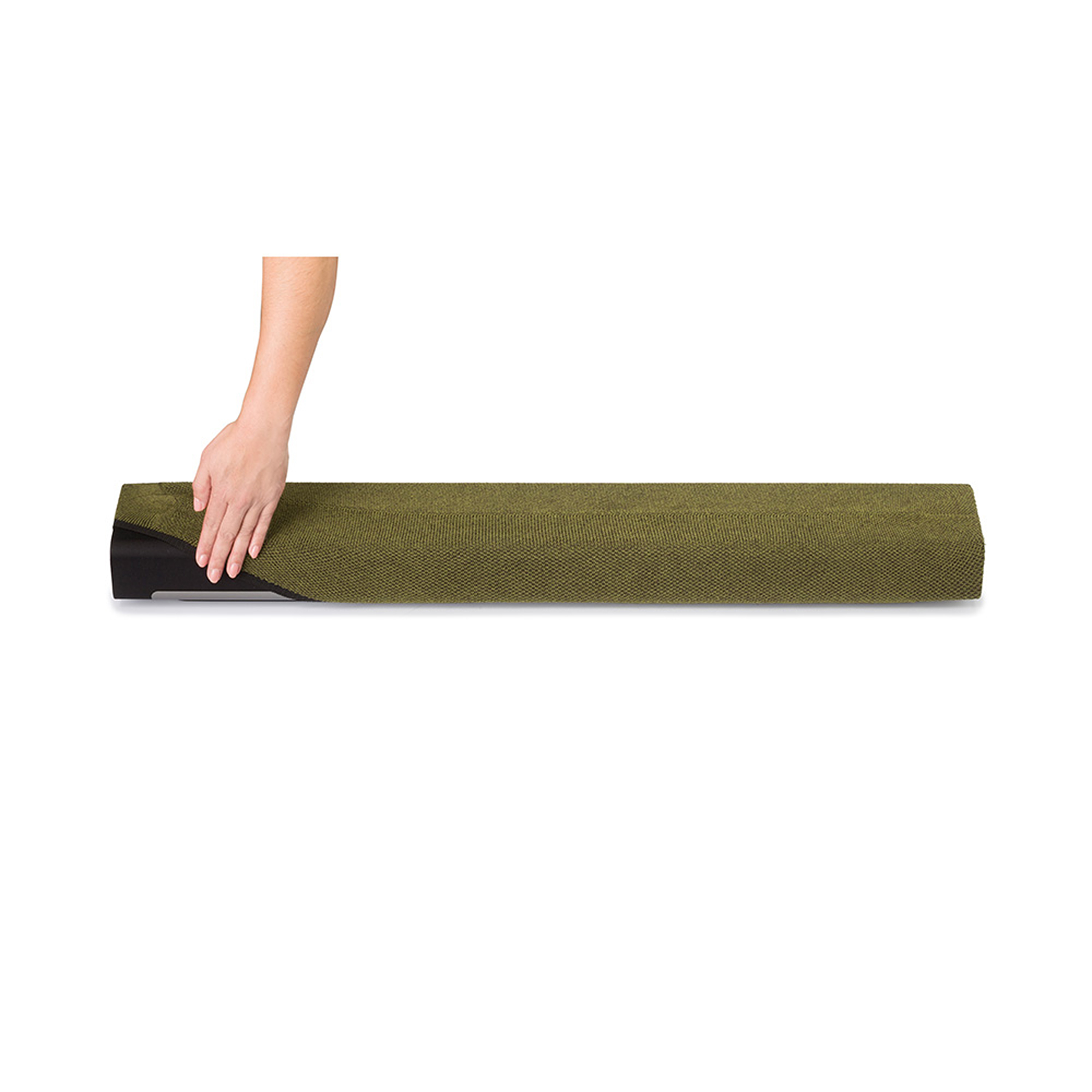 Main enroulant un tapis vert roulé avec un bord noir. Fond blanc.