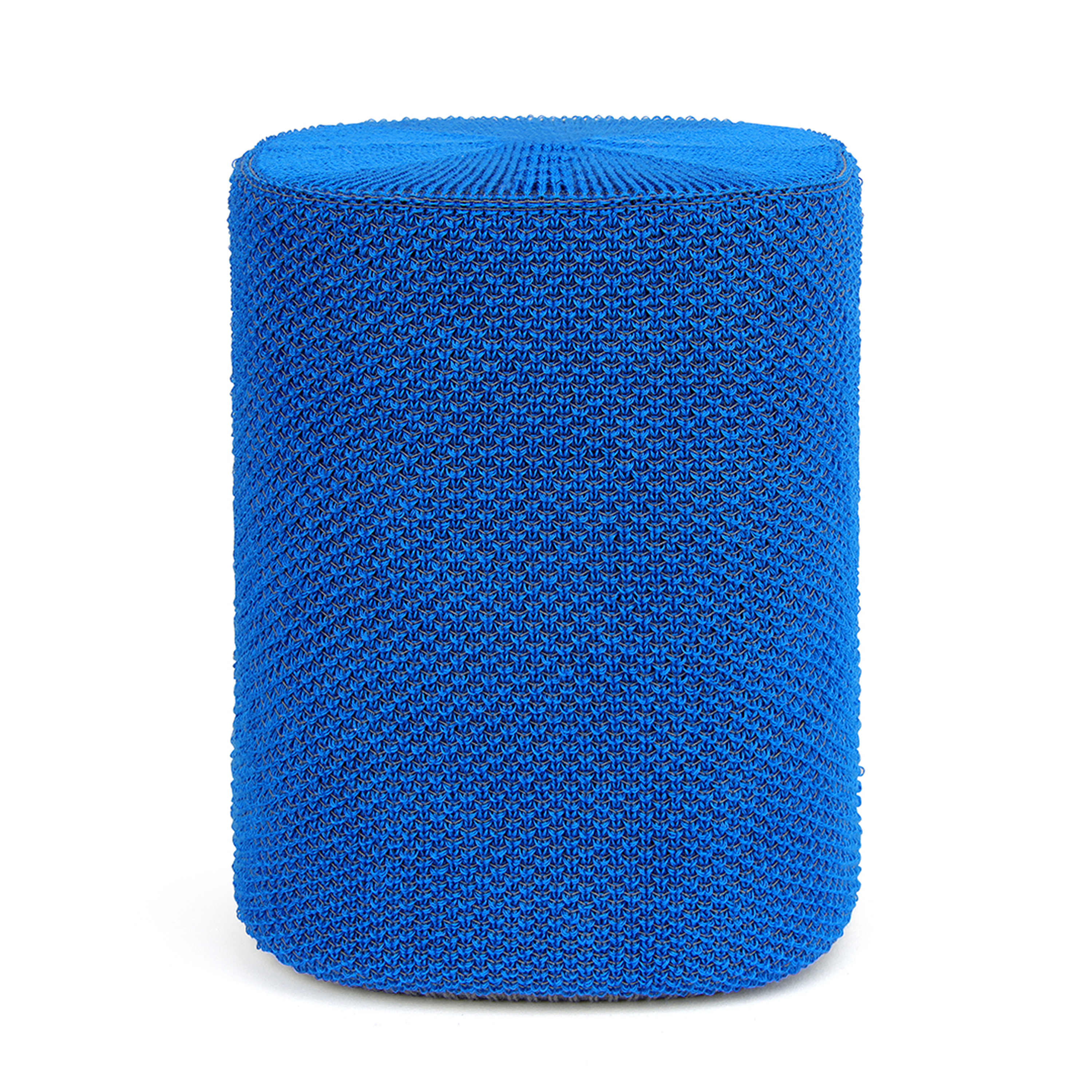 Un tabouret cylindrique bleu tissé se dresse sur un fond blanc.