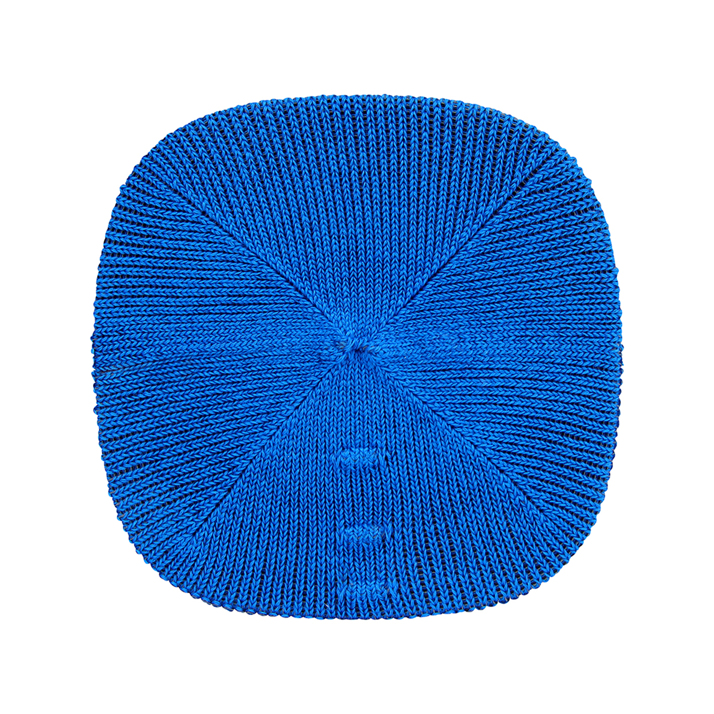 Napperon bleu, rond et tissé. Il a un motif répétitif. Fond blanc.