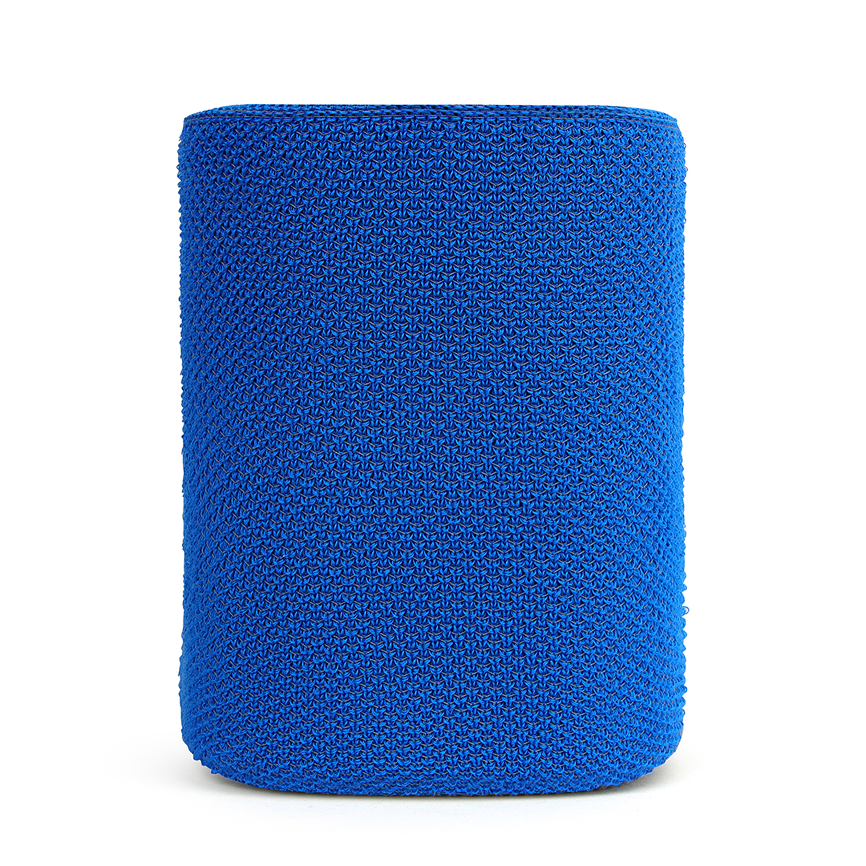 Housse de haut-parleur cylindrique bleue debout sur fond blanc.