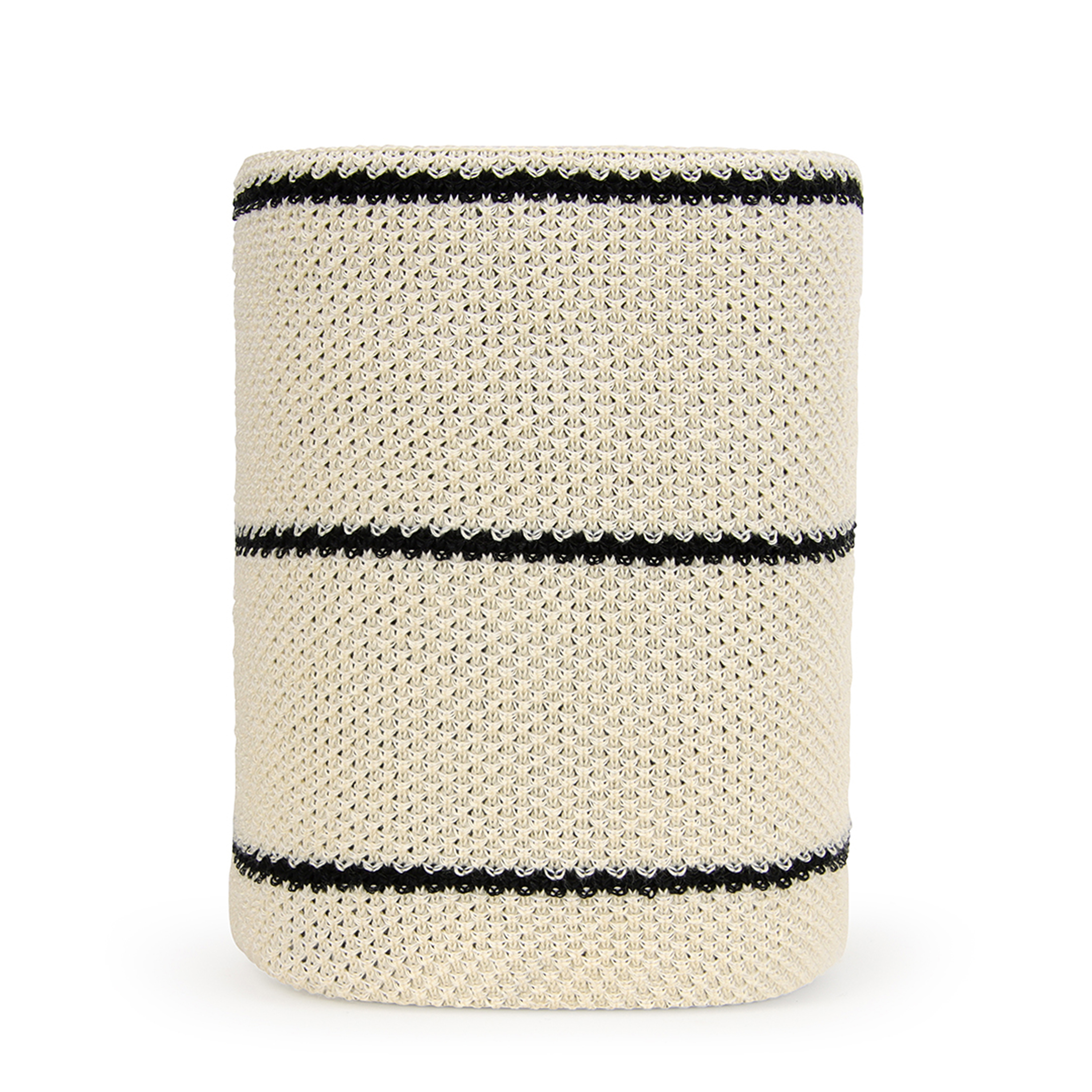 Tissu cylindrique crème avec des rayures horizontales noires, probablement un sac à linge.
