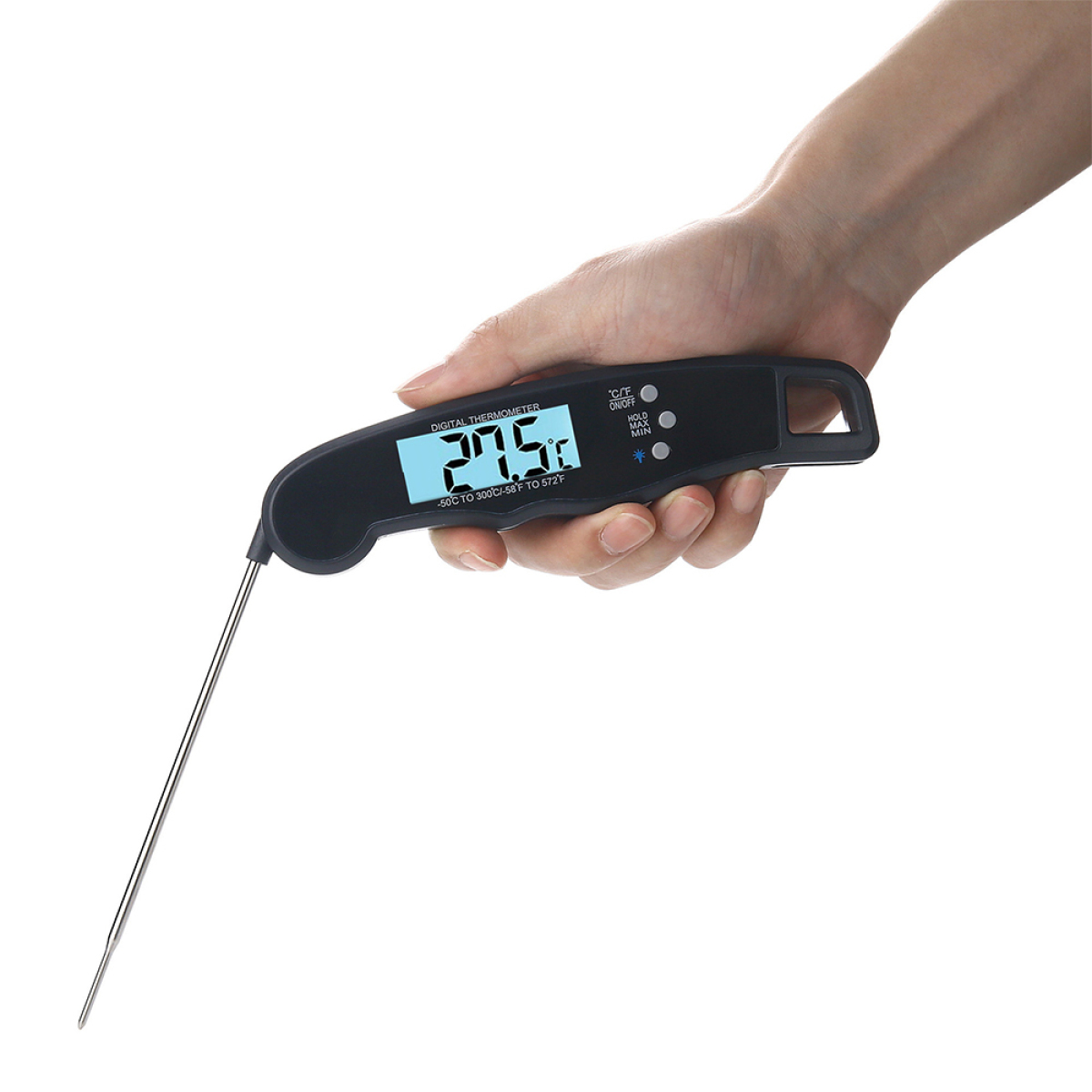 Eine Hand hält ein digitales Thermometer. Es zeigt eine Temperatur an.