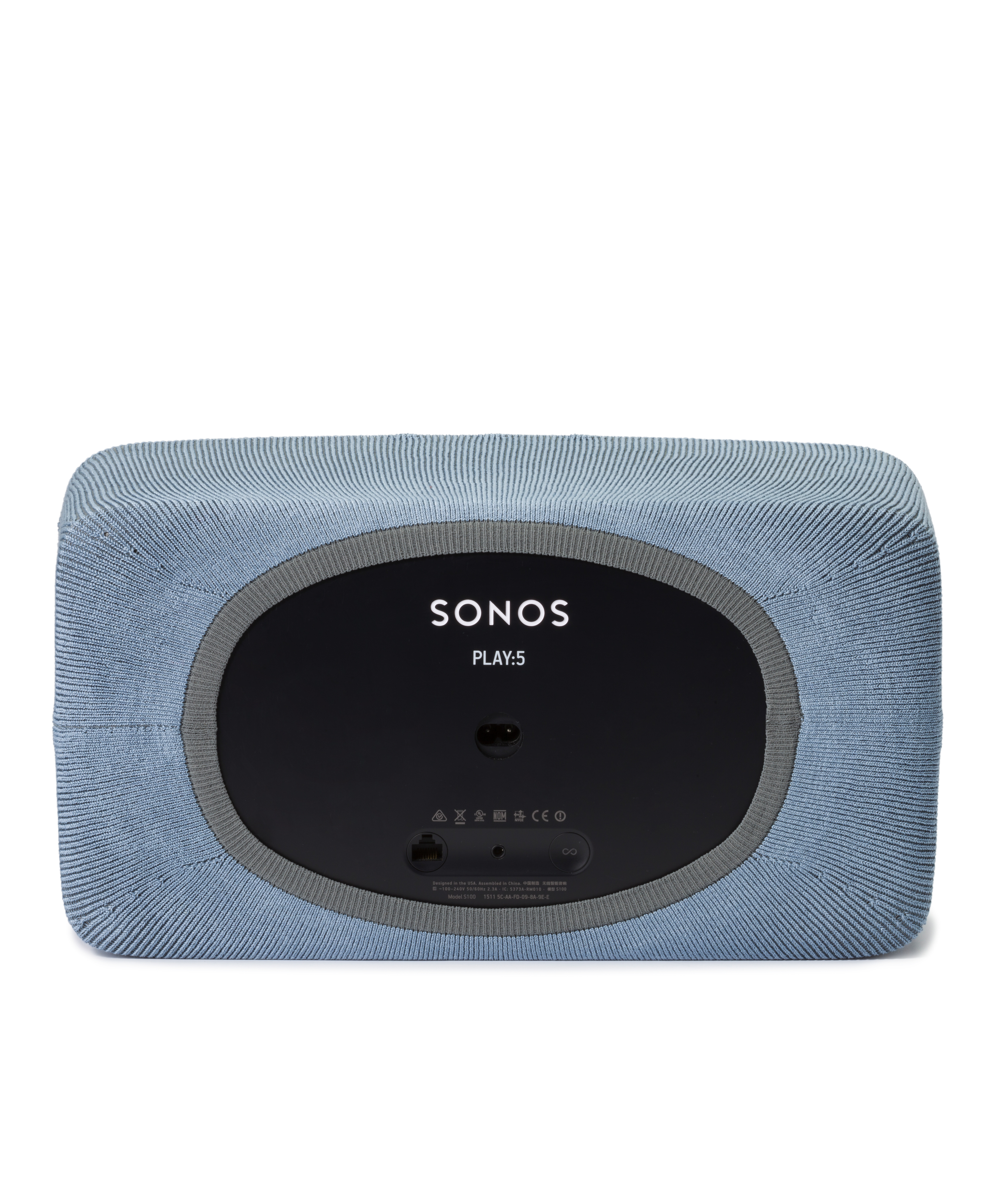 Un haut-parleur Sonos PLAY:5 recouvert d'une housse en tissu bleu.
