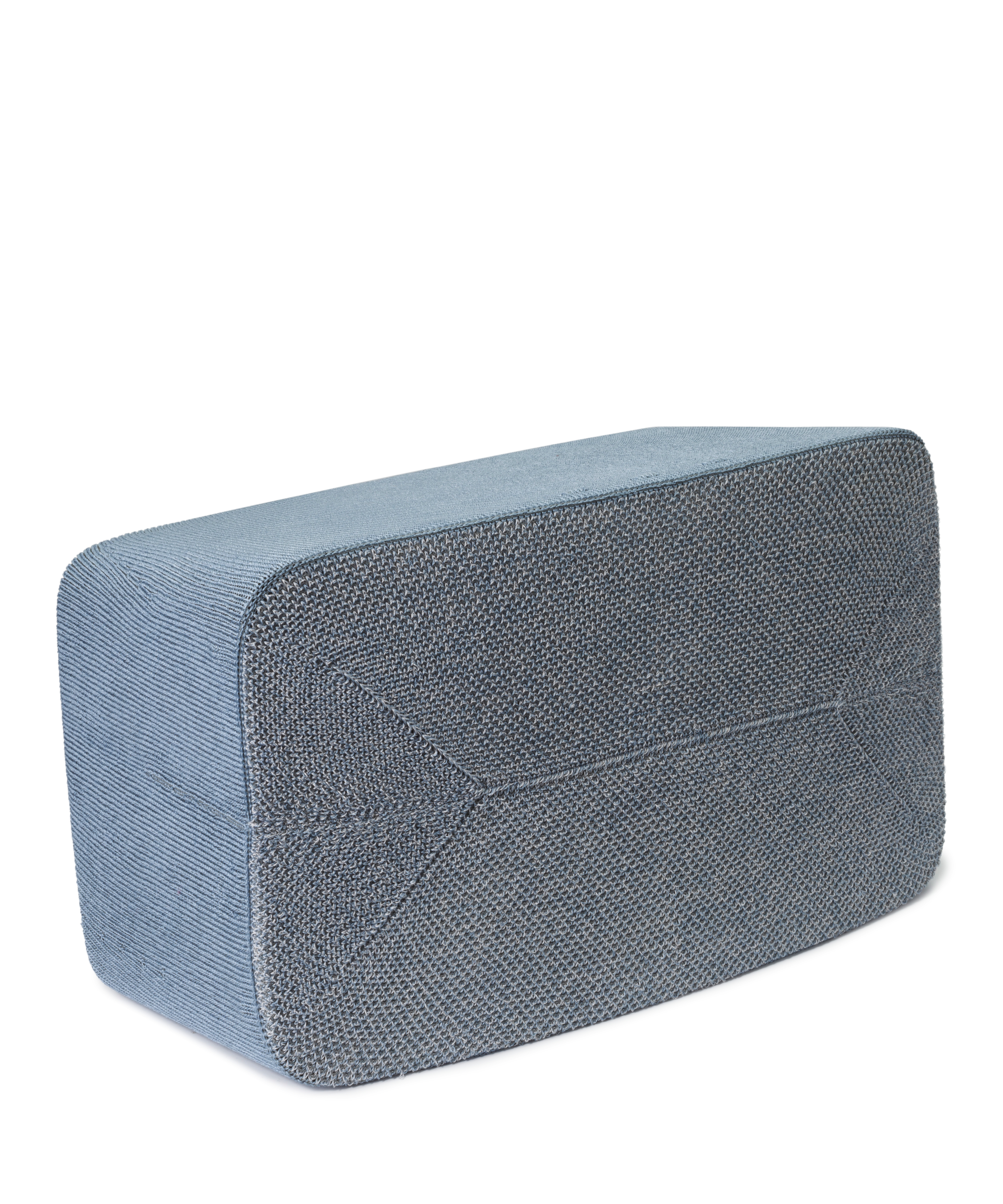 Un objet rectangulaire, bleu clair, recouvert de tissu, présenté en angle, sur fond blanc.