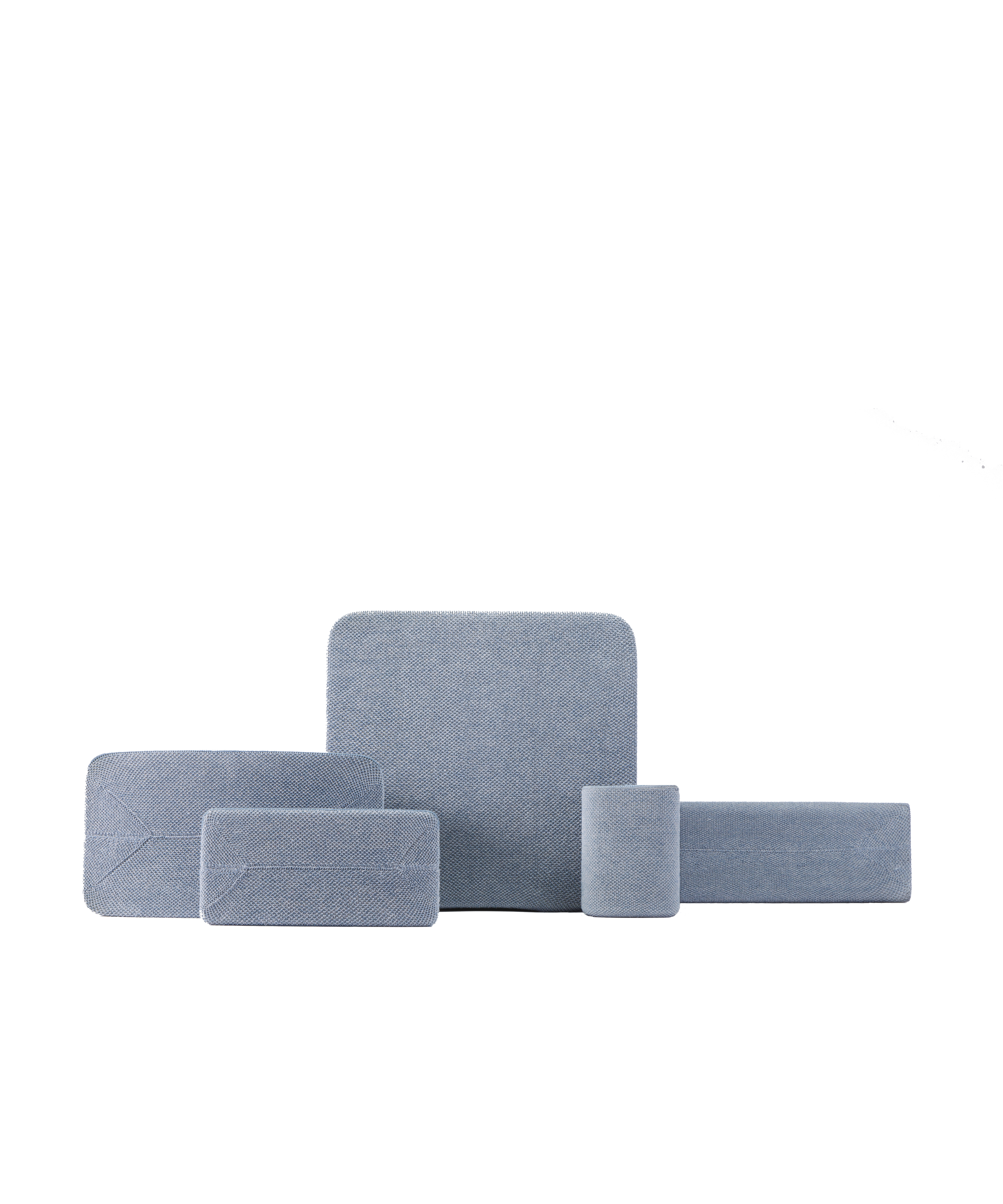 Coussinets en tissu bleu clair de différentes tailles. Le plus grand est rectangulaire. Fond blanc.