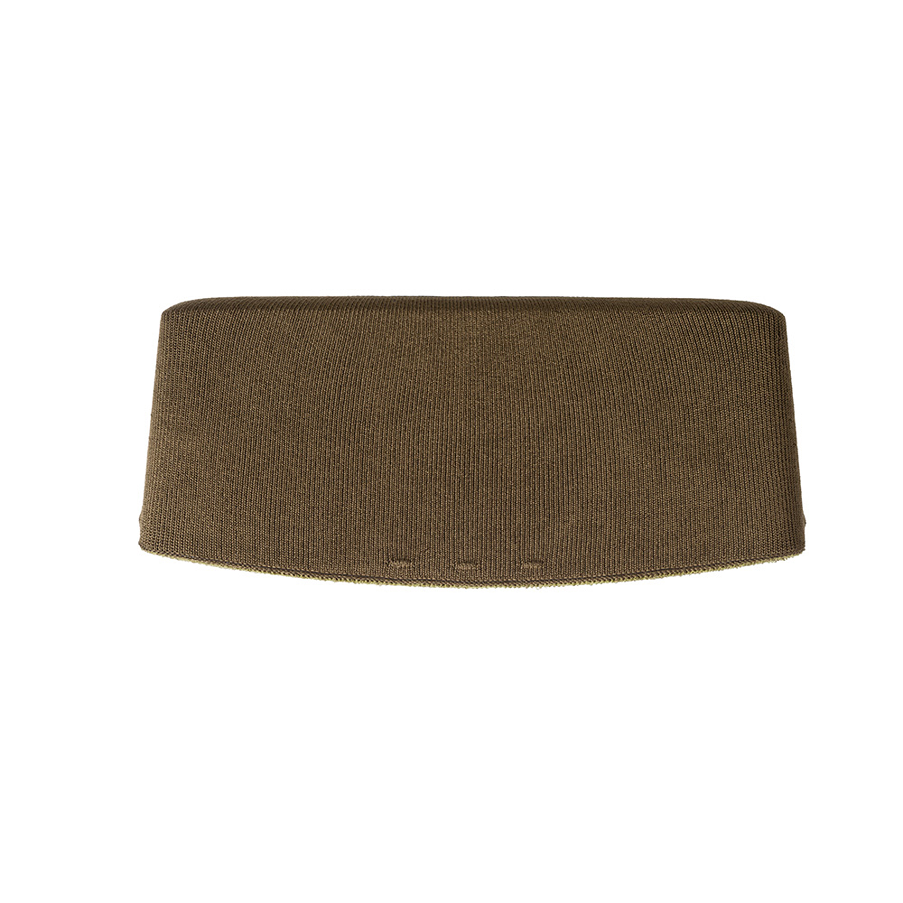Un haut-parleur marron avec une texture tricotée, une bordure marron clair et un fond blanc.