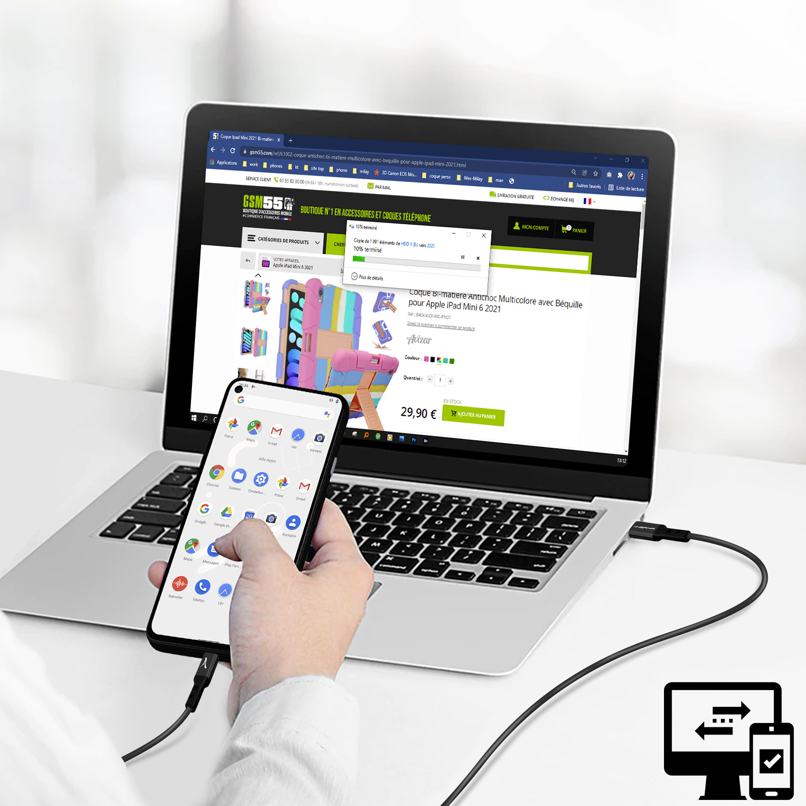 Un telefono collegato a un laptop, che mostra un sito web con accessori per telefoni cellulari e tablet.