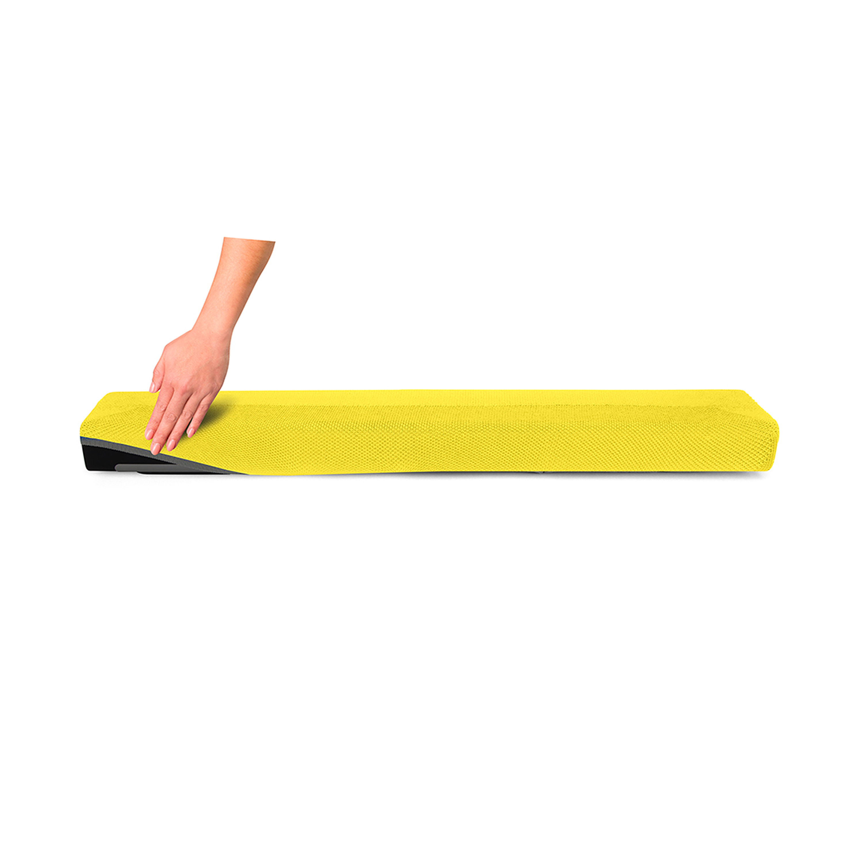 Une main plaçant une housse jaune sur une barre de son noire.