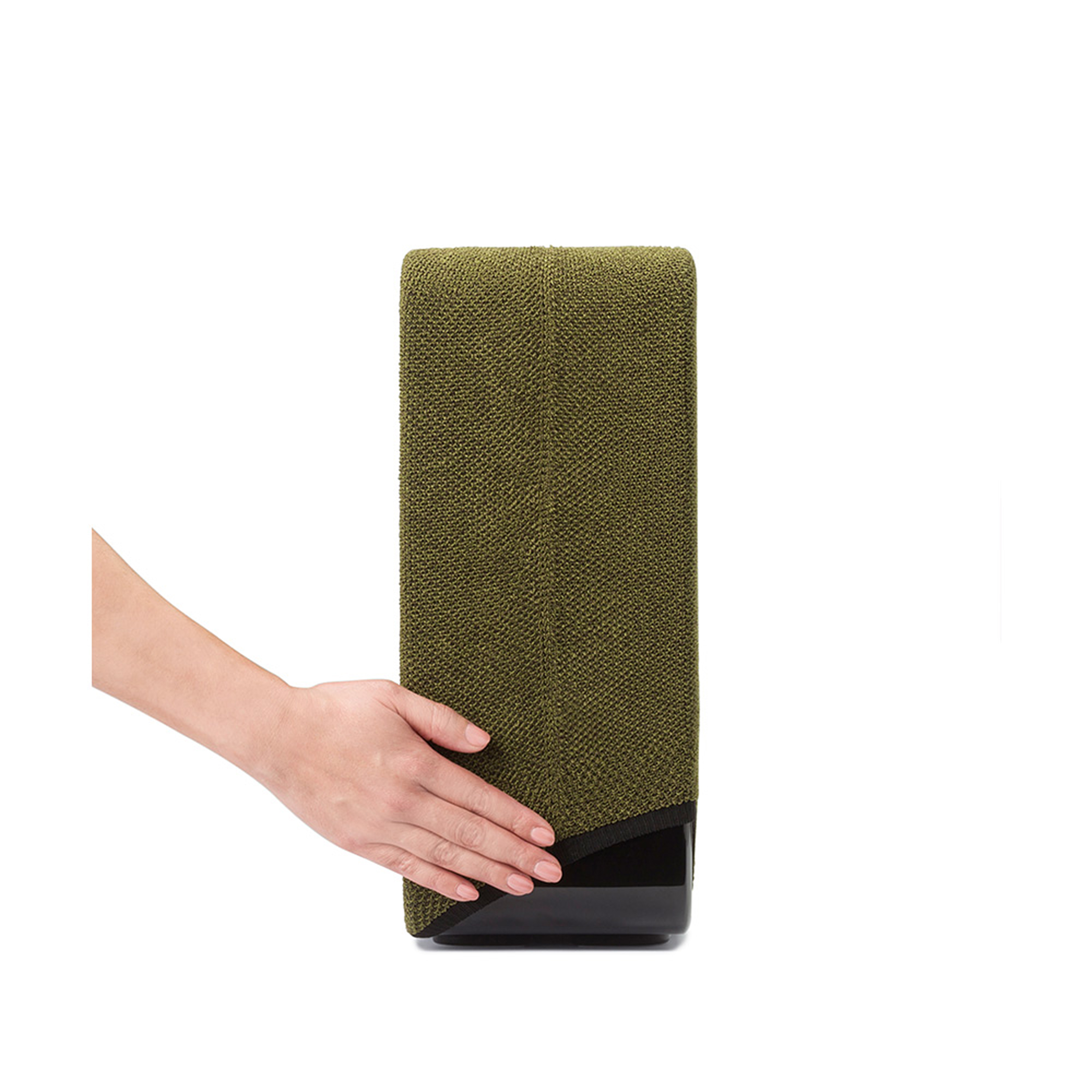 Haut-parleur vert avec une base noire, tenu par une main sur fond blanc.
