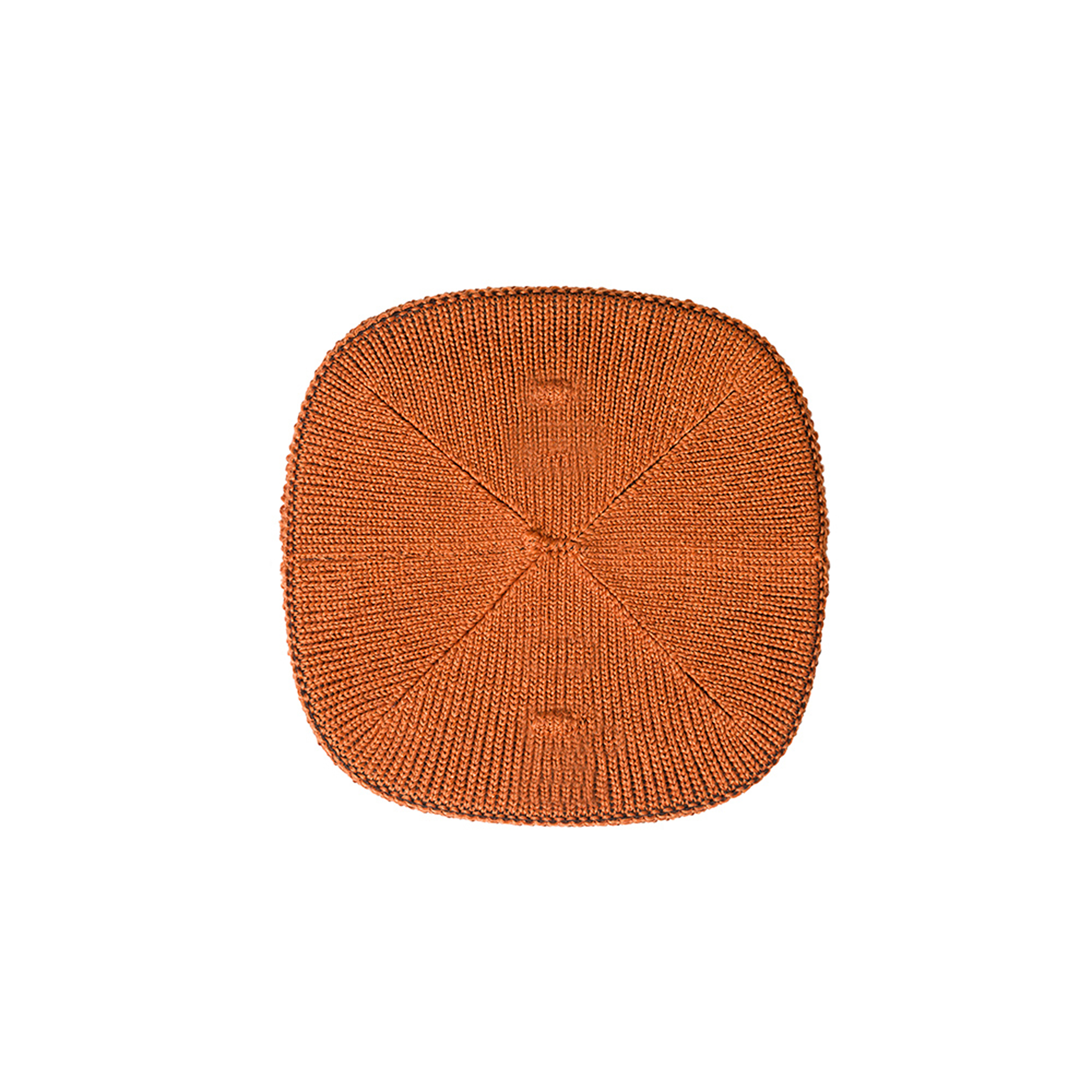 Vue de dessus d'un chapeau orange carré. Il présente un motif circulaire.