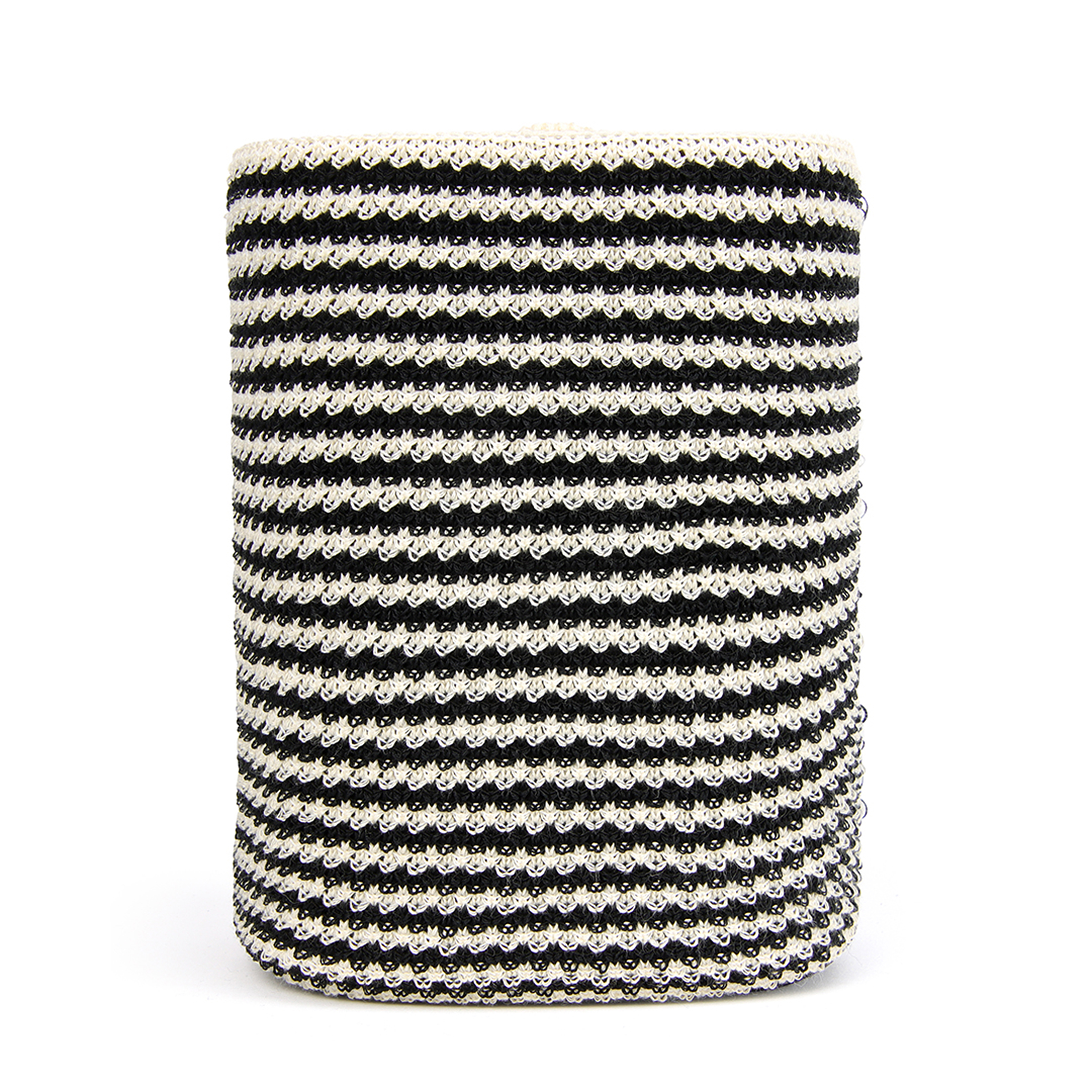 Panier cylindrique tissé noir et blanc avec des rayures horizontales répétées. Il repose sur un fond blanc.