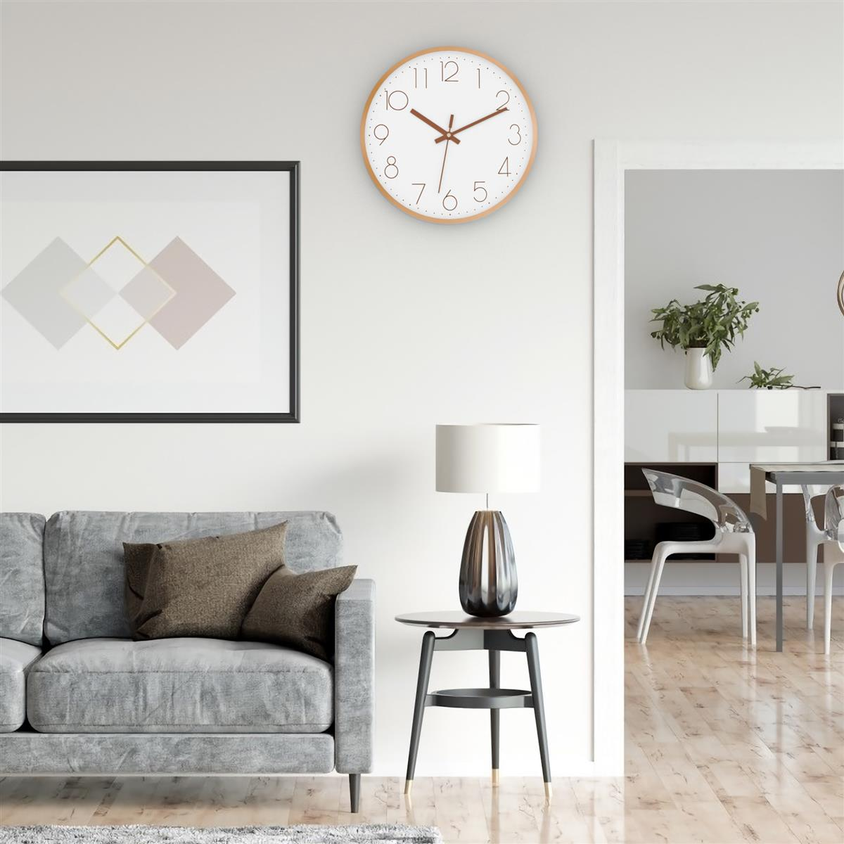 Ein Raum mit Uhr, Sofa und Tisch, mit Blick in einen anderen Raum.