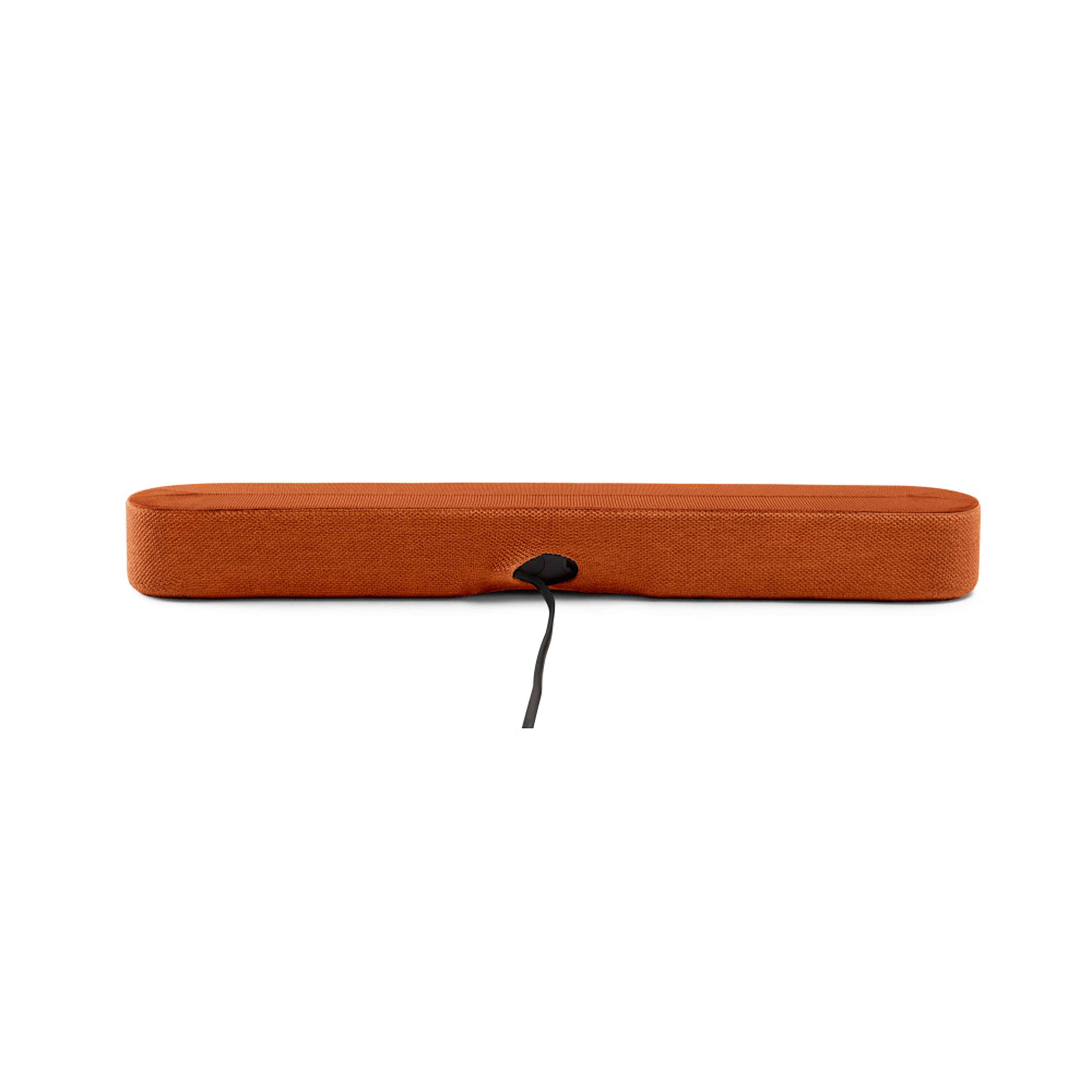Un long objet orange recouvert de tissu, avec un câble noir s'étendant, sur fond blanc.