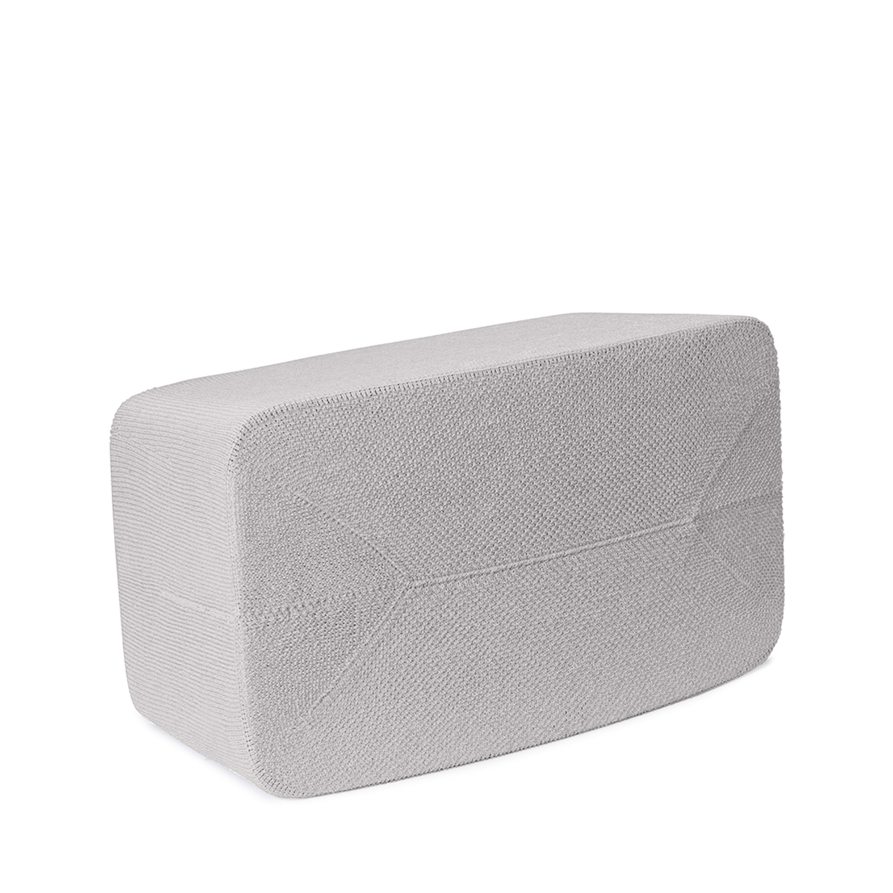 Une unité de stockage rectangulaire grise. L'image est sur un fond blanc.