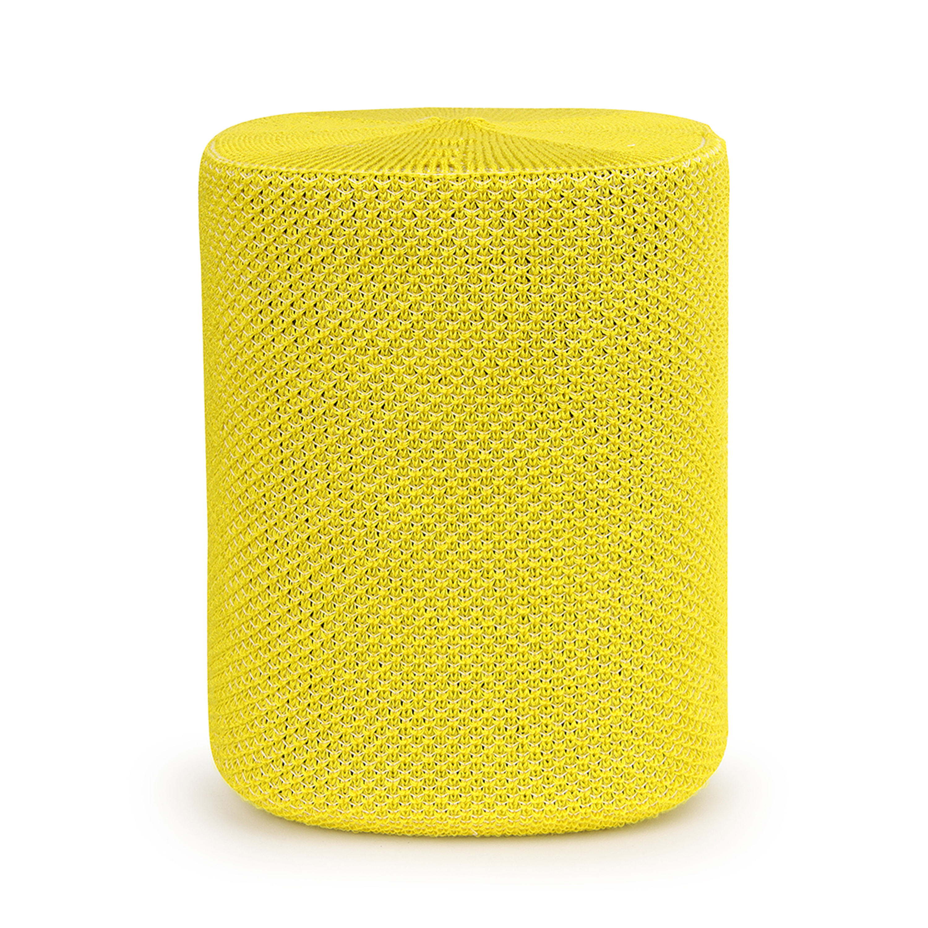 Un tabouret cylindrique, jaune, tricoté, isolé sur fond blanc.