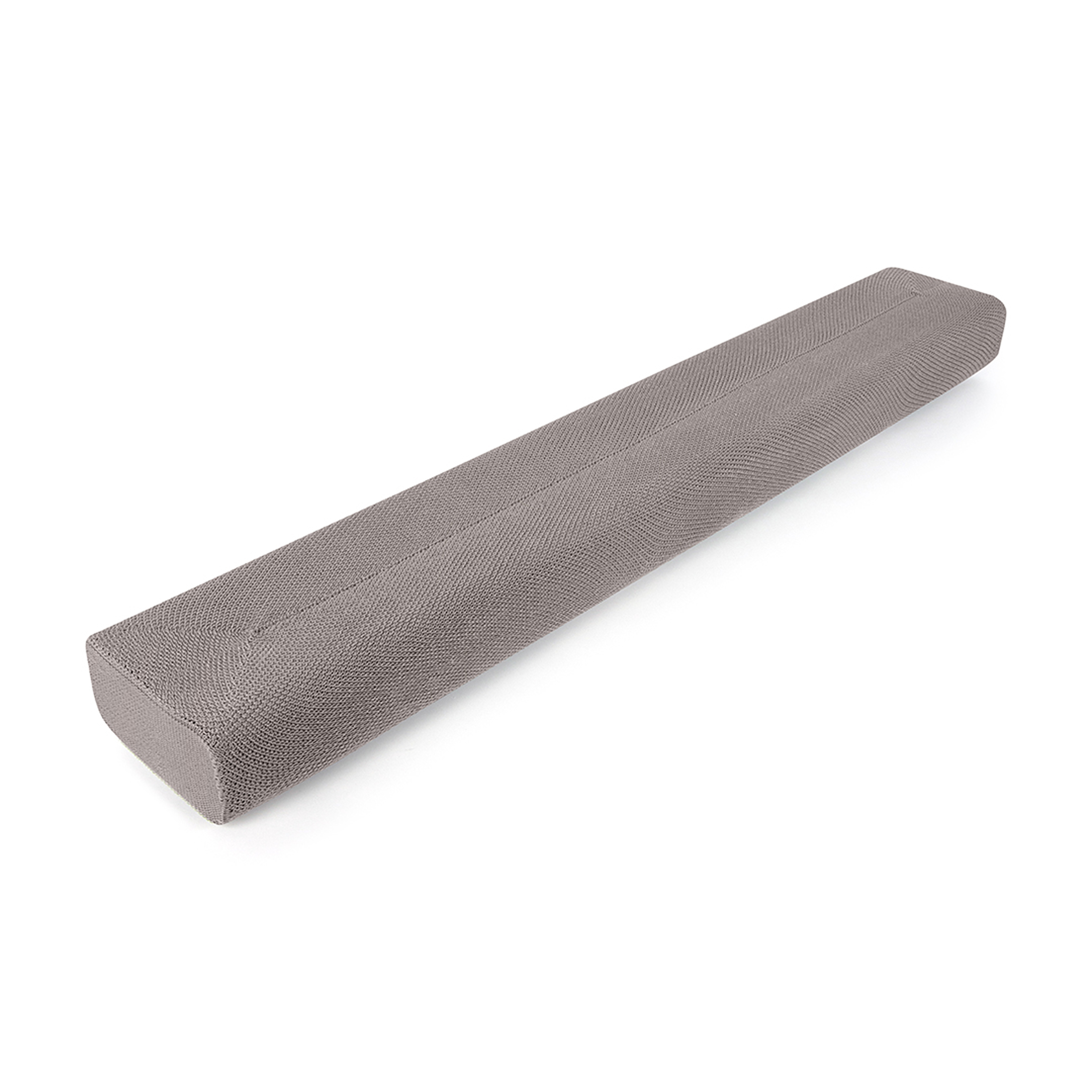 Un long objet gris recouvert de tissu est placé en diagonale sur fond blanc.