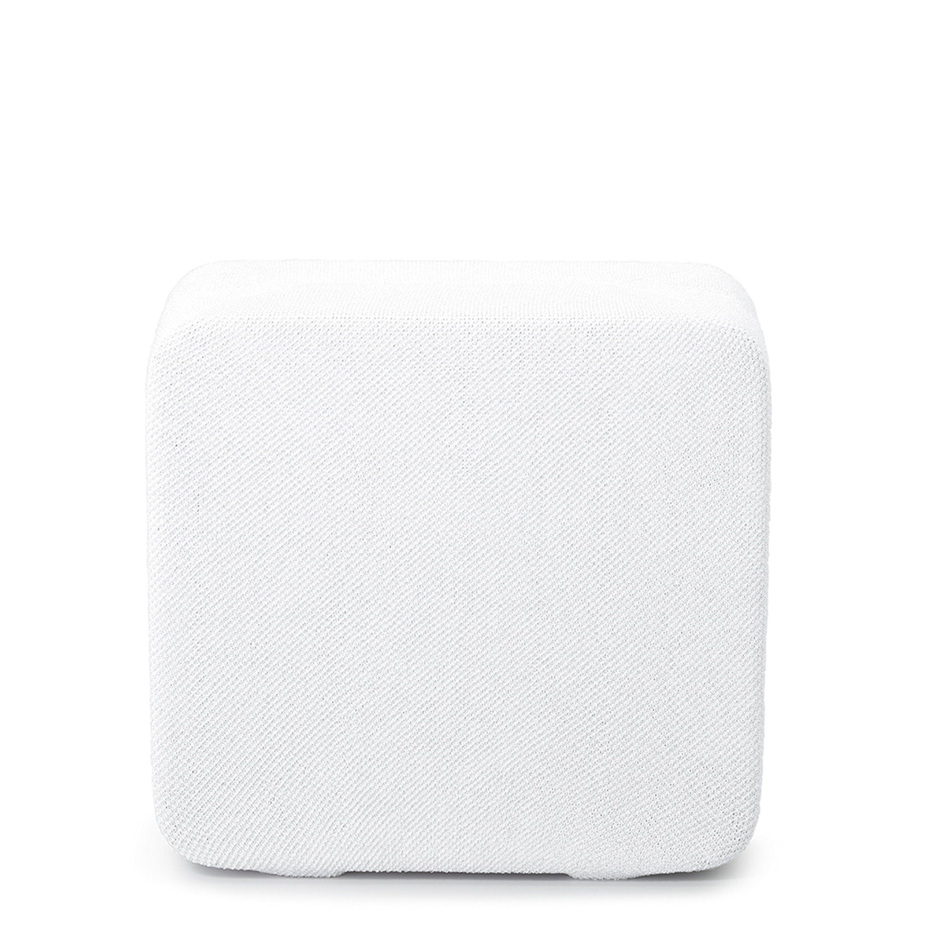 Haut-parleur blanc recouvert de tissu, forme carrée, sur fond blanc.