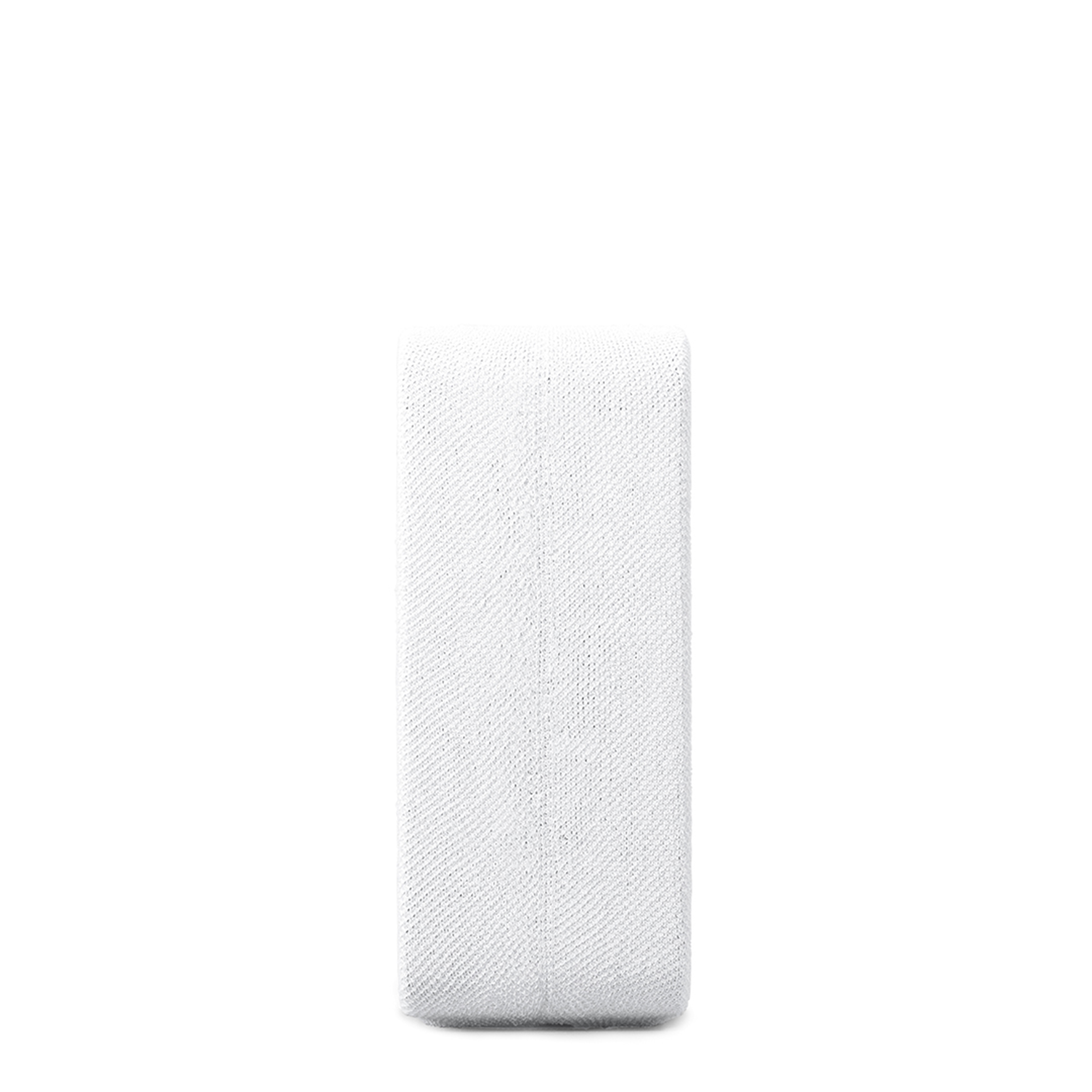 Rouleau de bandage en tissu blanc, vertical sur fond blanc, montrant la texture.