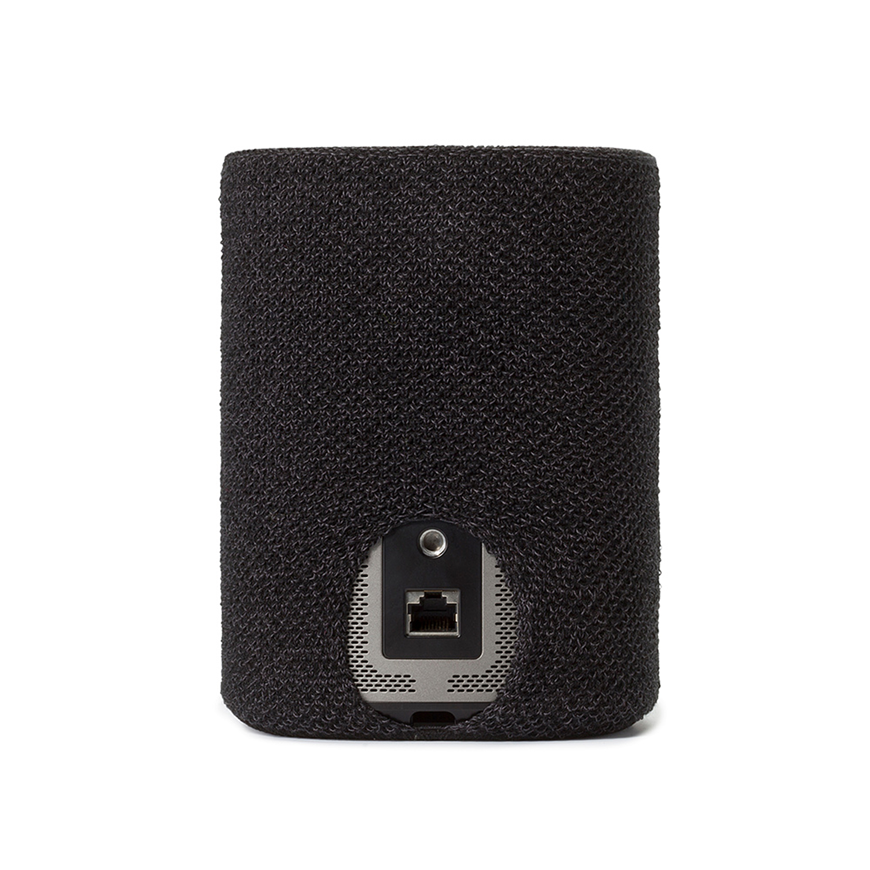 Un haut-parleur noir avec une texture tissée, avec un port pour un câble.