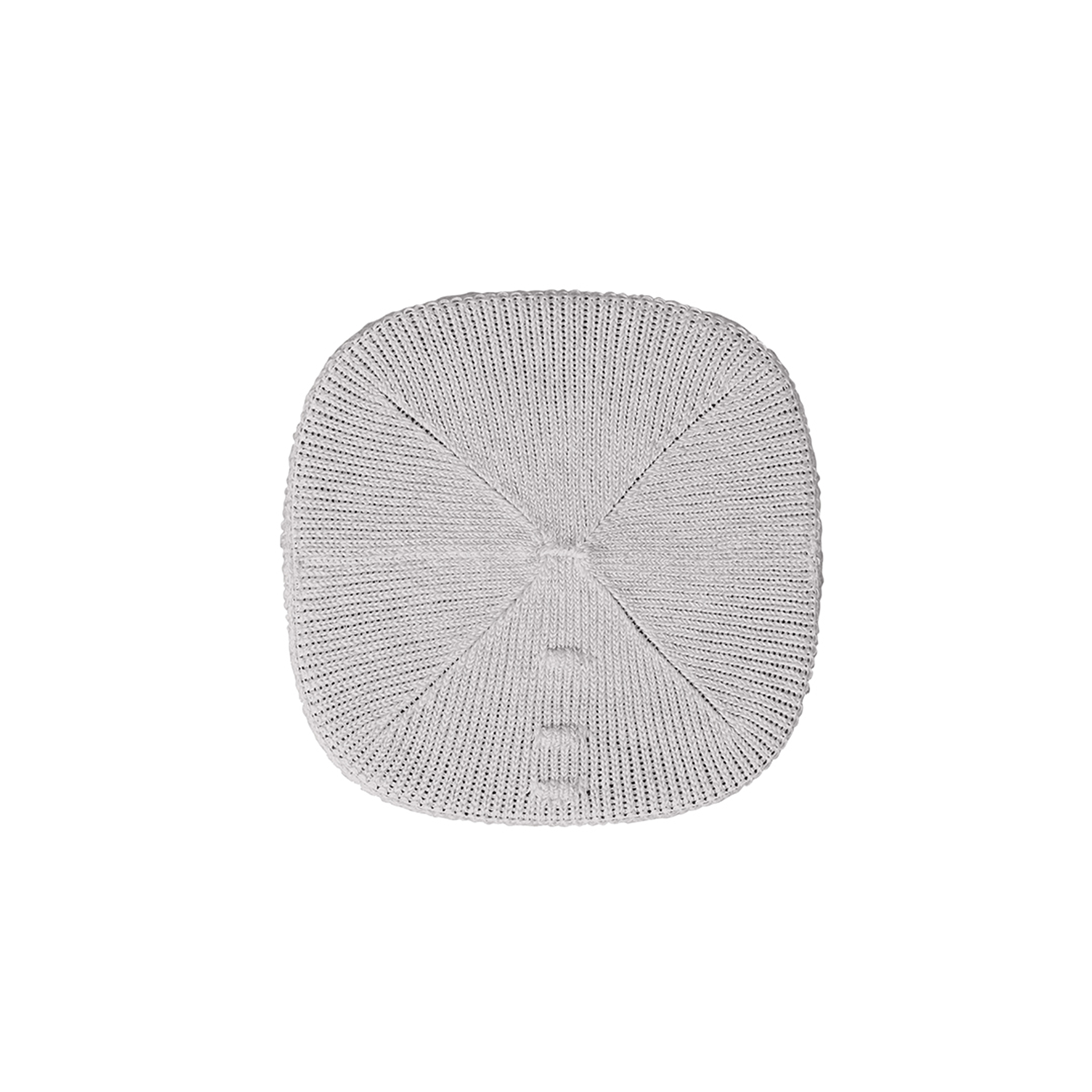 Objet ovale tissé blanc sur fond blanc, vue de dessus.