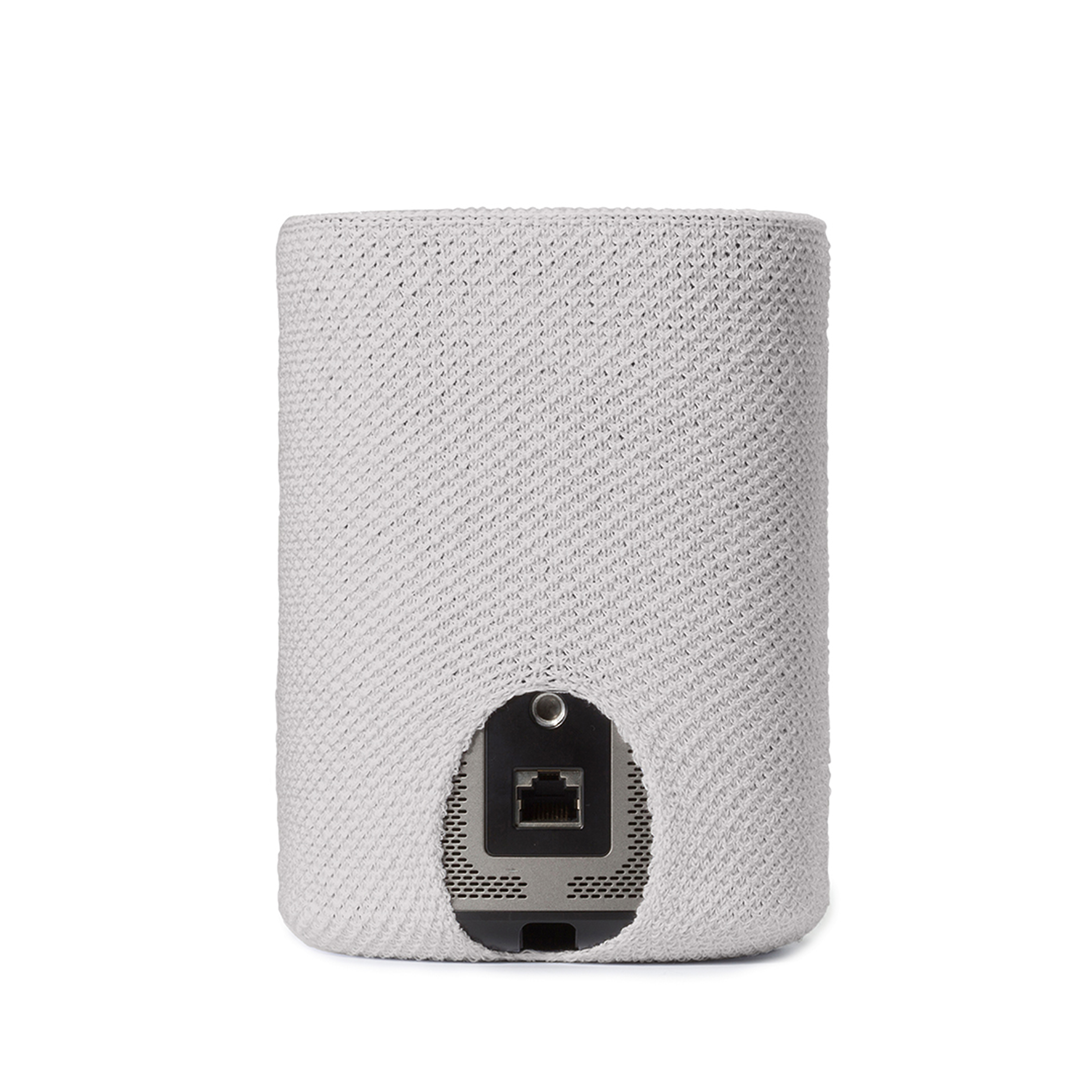 Une housse d'enceinte blanche tricotée avec un trou pour les ports. Fond blanc.