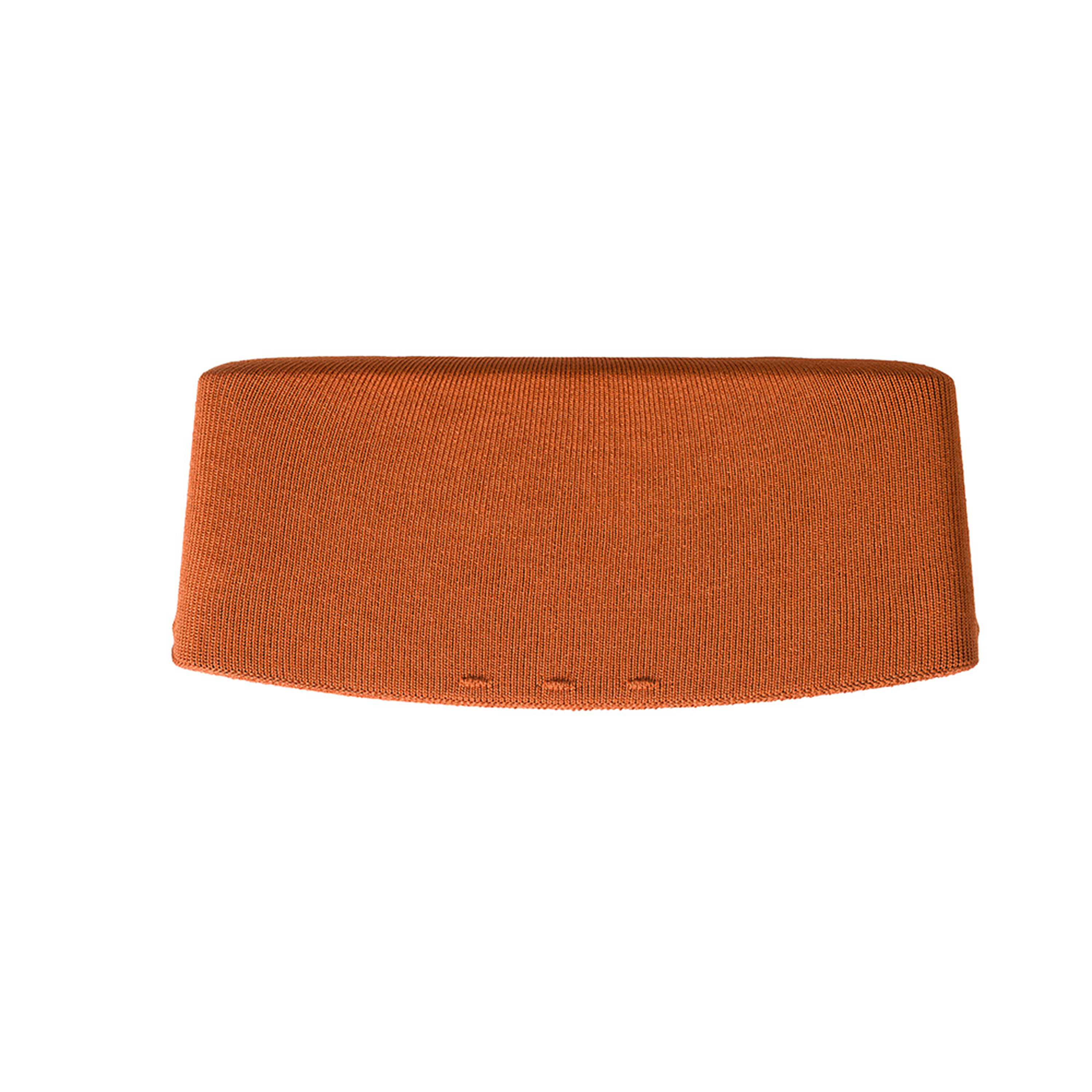 Bonnet en tricot orange, vue horizontale sur fond blanc.