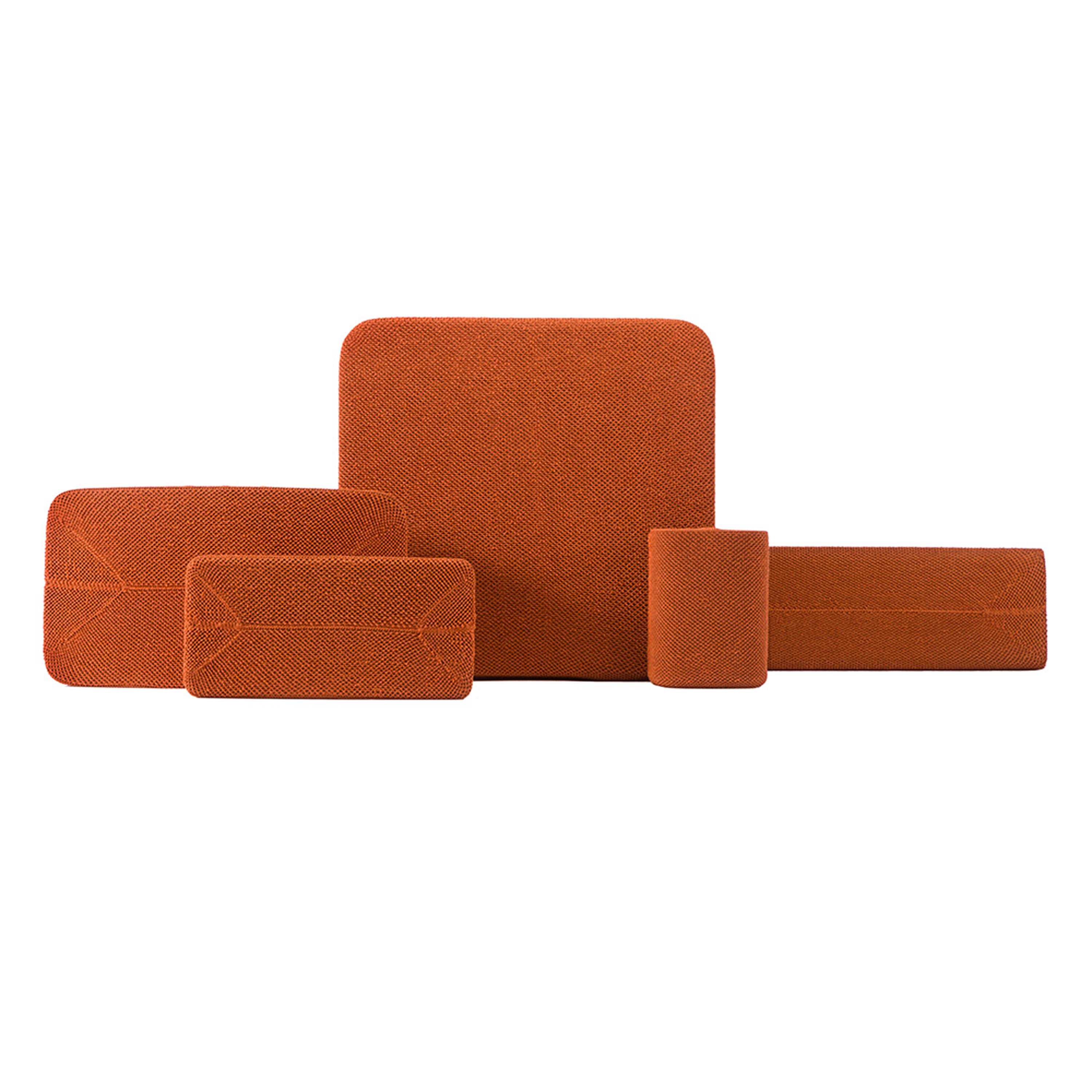 Divers panneaux et formes en tissu orange, fond blanc.