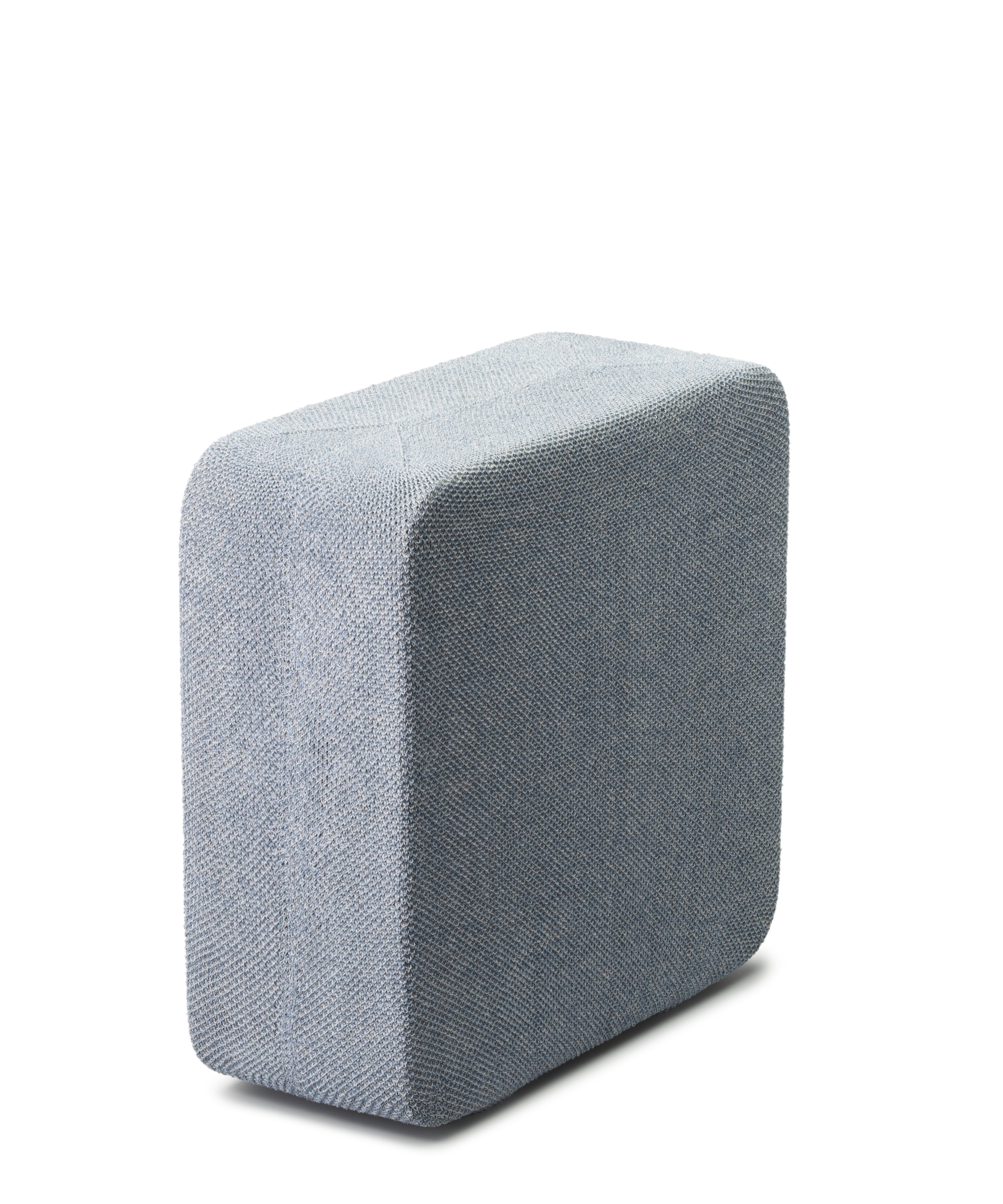 Un cube recouvert de tissu gris, légèrement incliné. Forme simple et carrée, couleur neutre, fond uni.