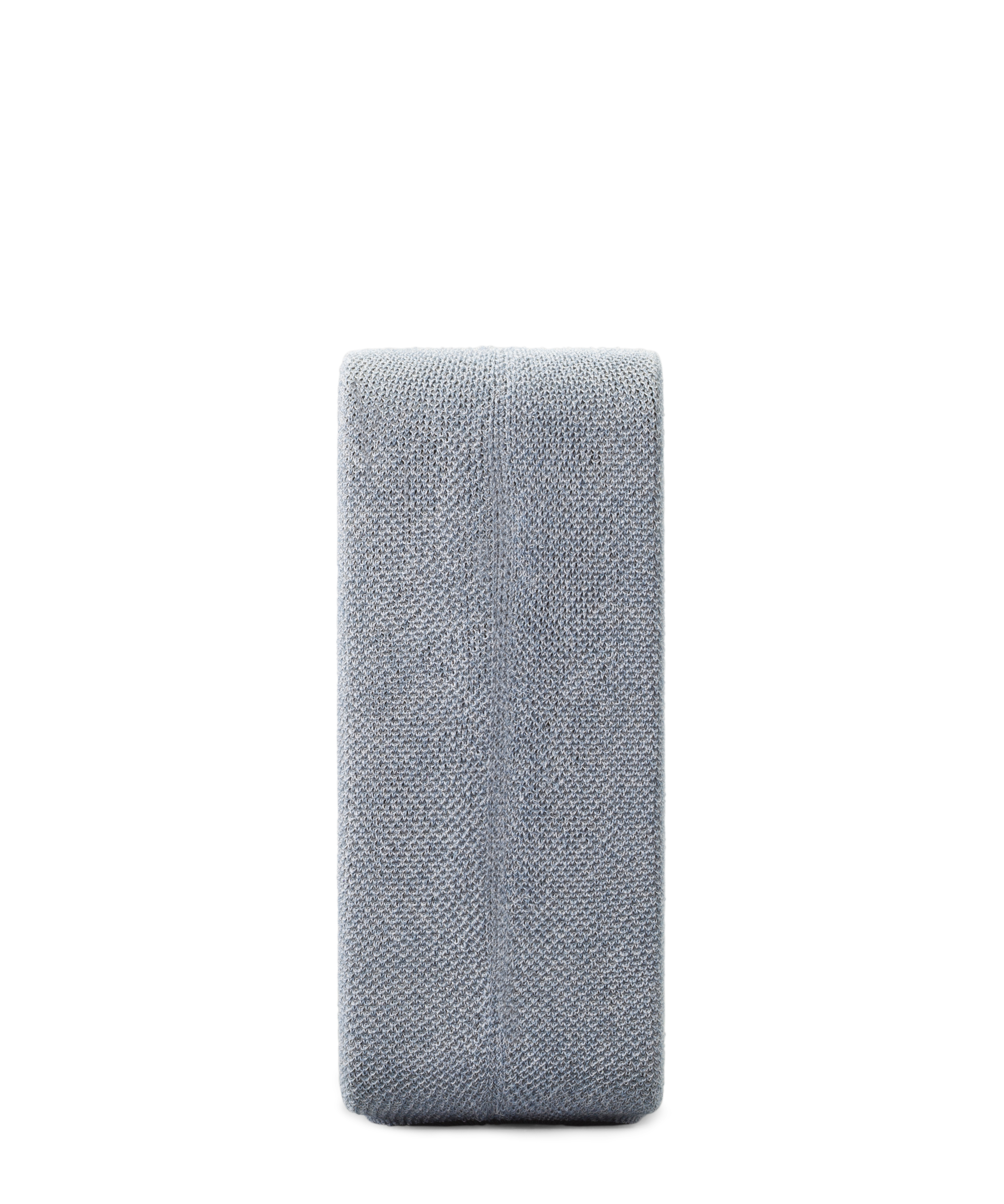 Haut-parleur en tissu gris. Forme rectangulaire, sur fond blanc. Vue latérale.