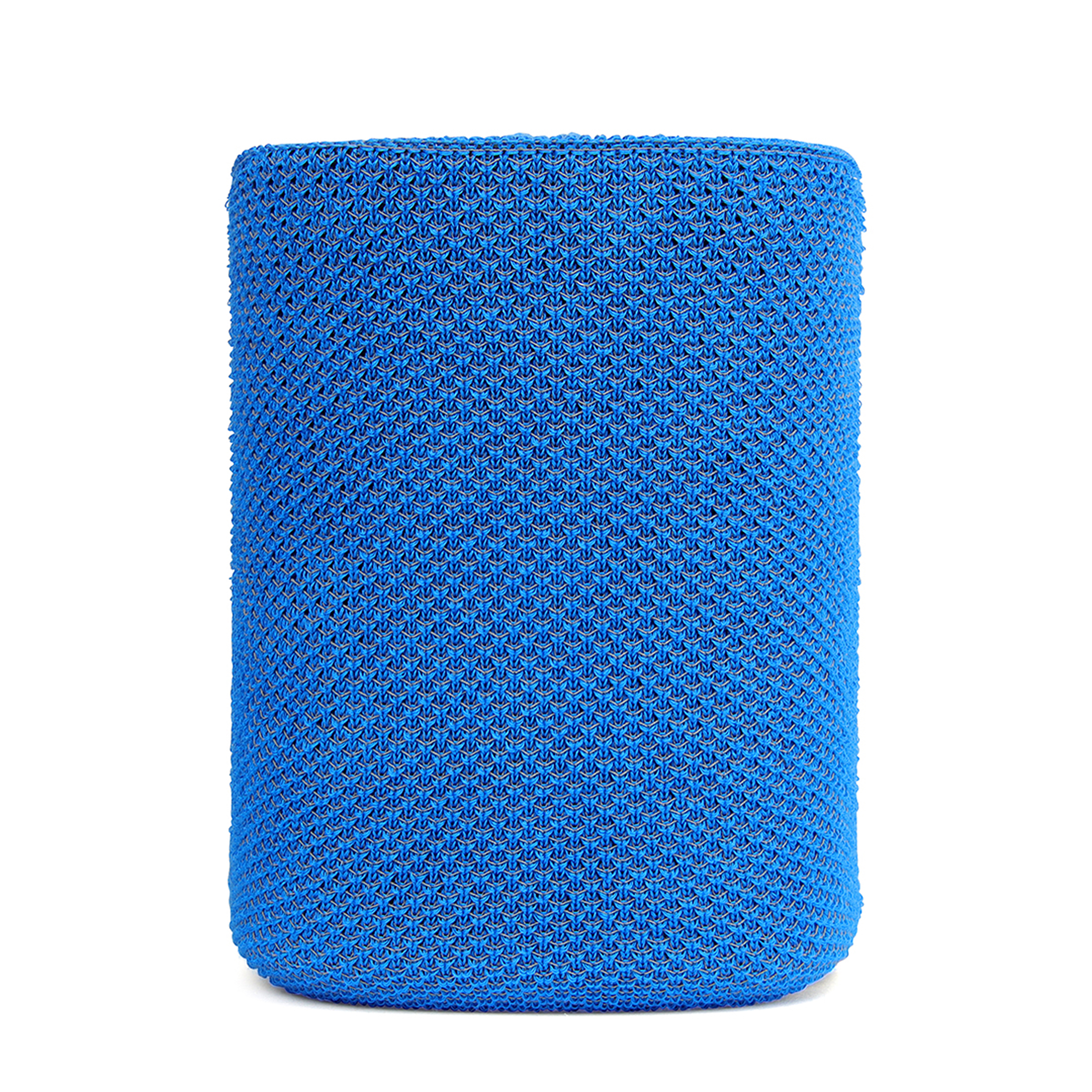 Un haut-parleur bleu cylindrique à l'aspect tissé, sur fond blanc.