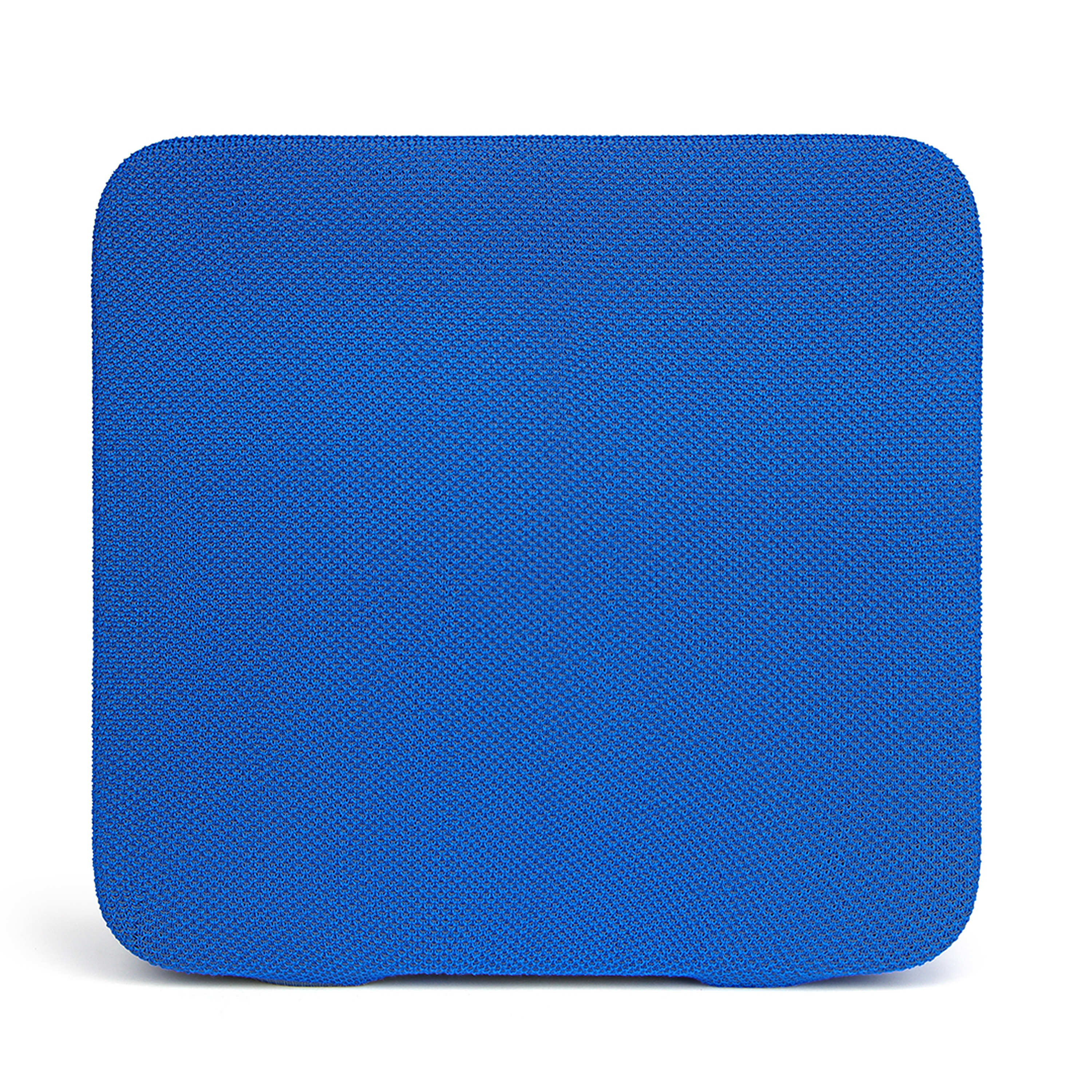 Tapis carré bleu sur fond blanc. Texture du tissu visible.