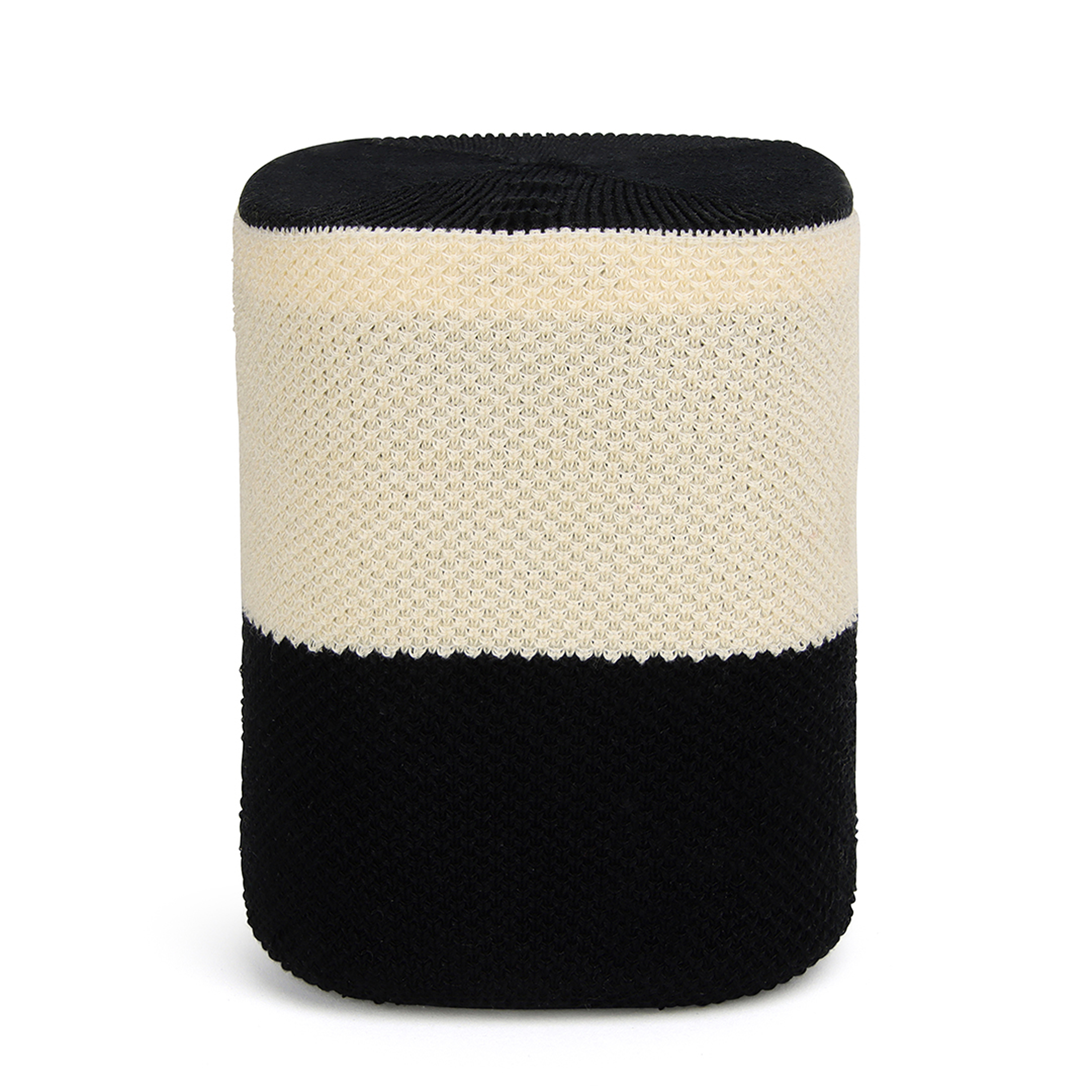 Cylindre avec des bandes crème et noires. La texture est visible. Il est debout sur du blanc.