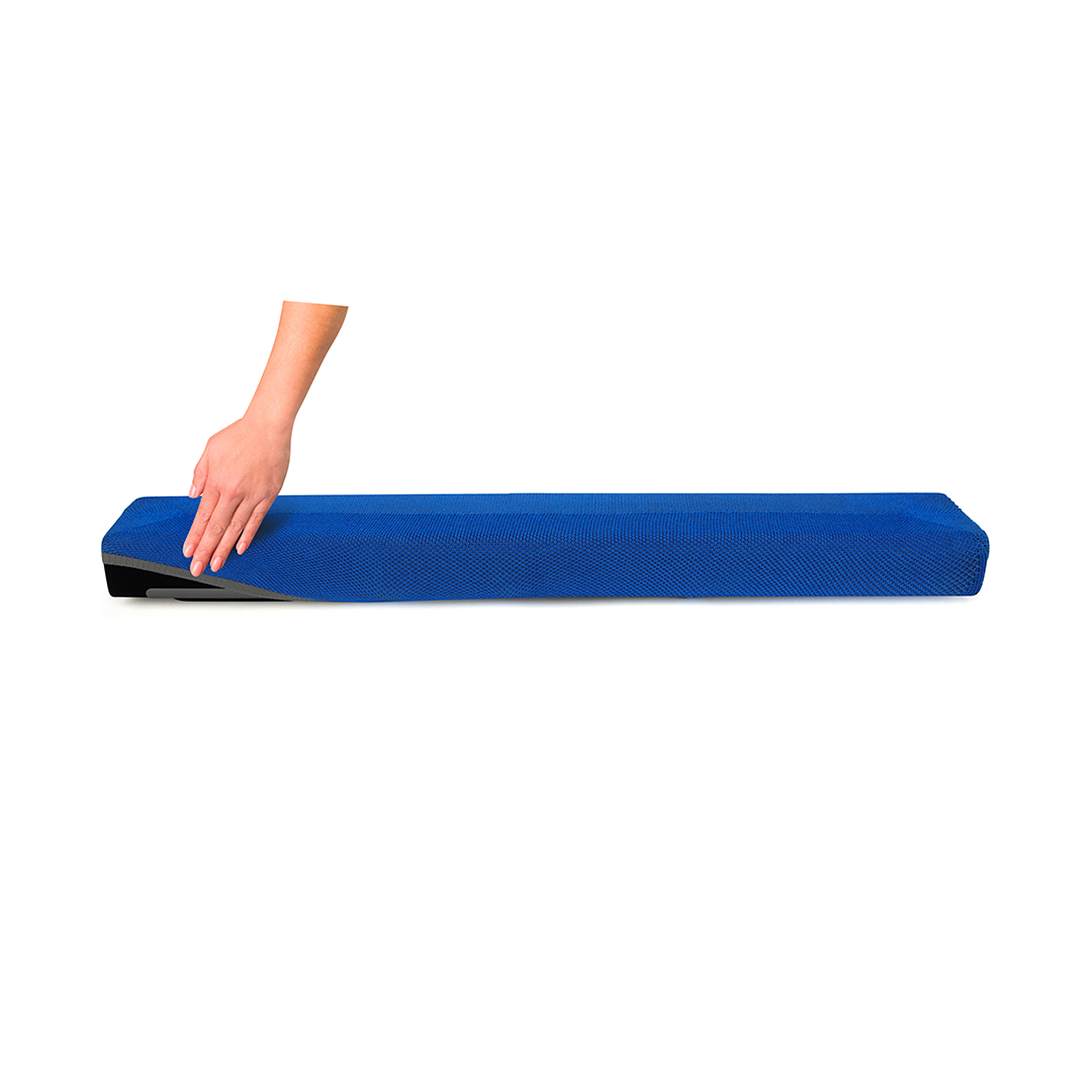 Une main plaçant un tapis bleu sur une surface blanche.