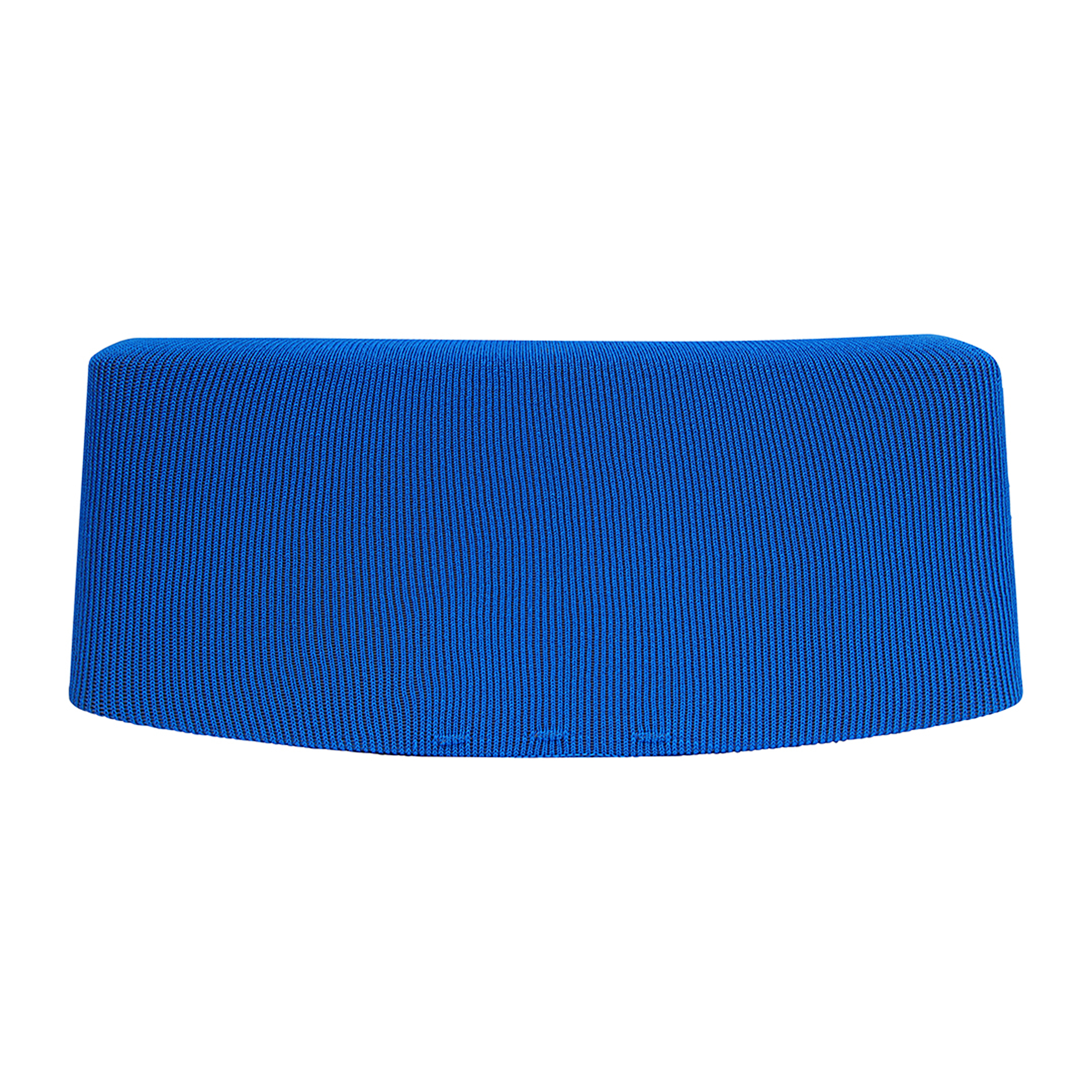 Une housse d'enceinte bleue tricotée. Fond blanc.