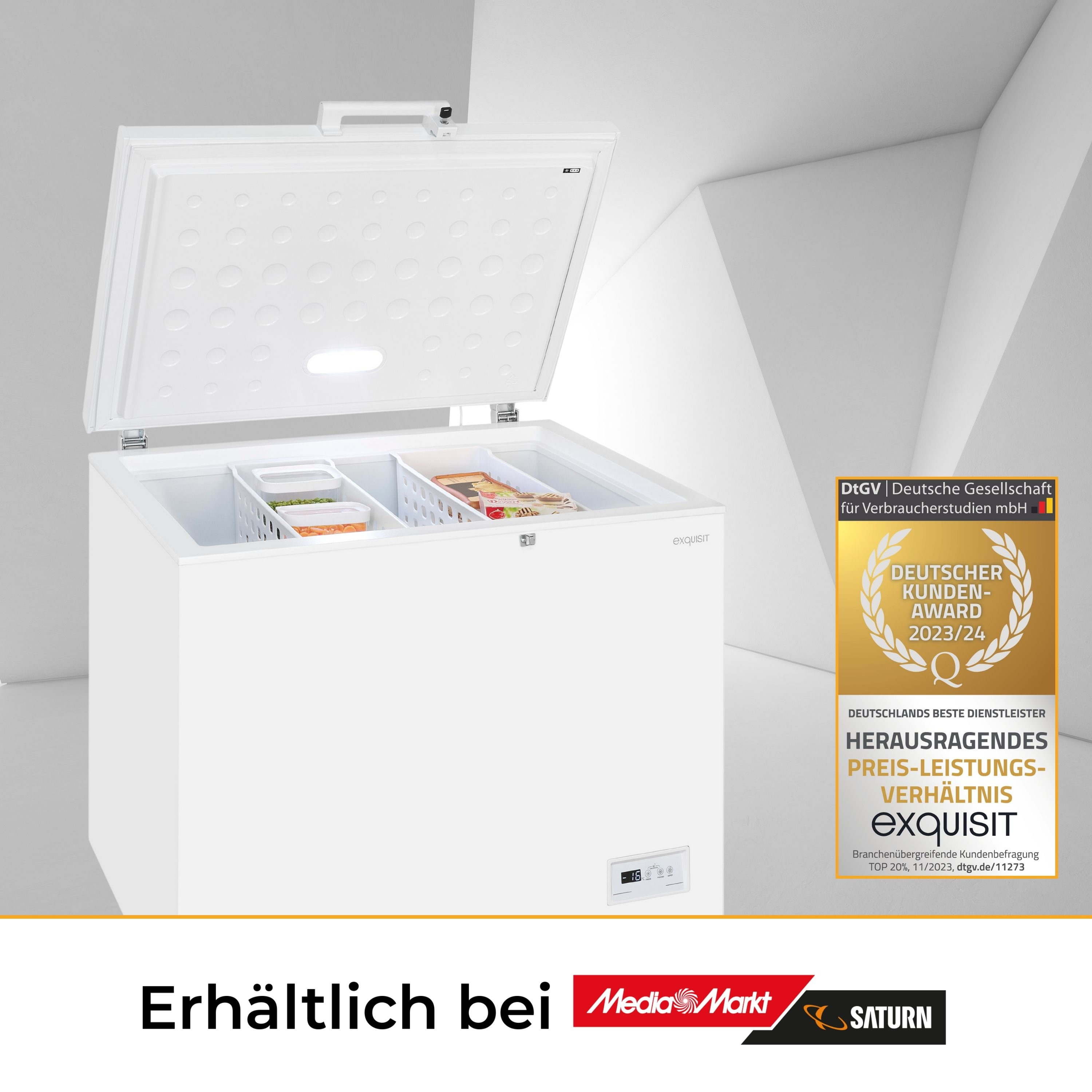 Weißer Gefrierschrank, offen, mit Regalen, Schubladen und Lebensmitteln. Goldene Auszeichnung rechts.