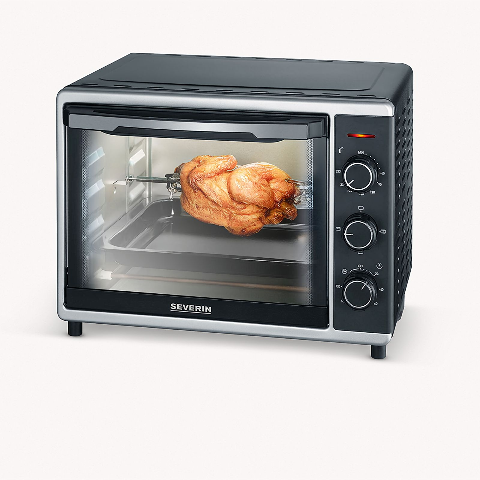 Un horno negro y plateado con un pollo cocido en su interior, al estilo asador. Controles a la derecha.