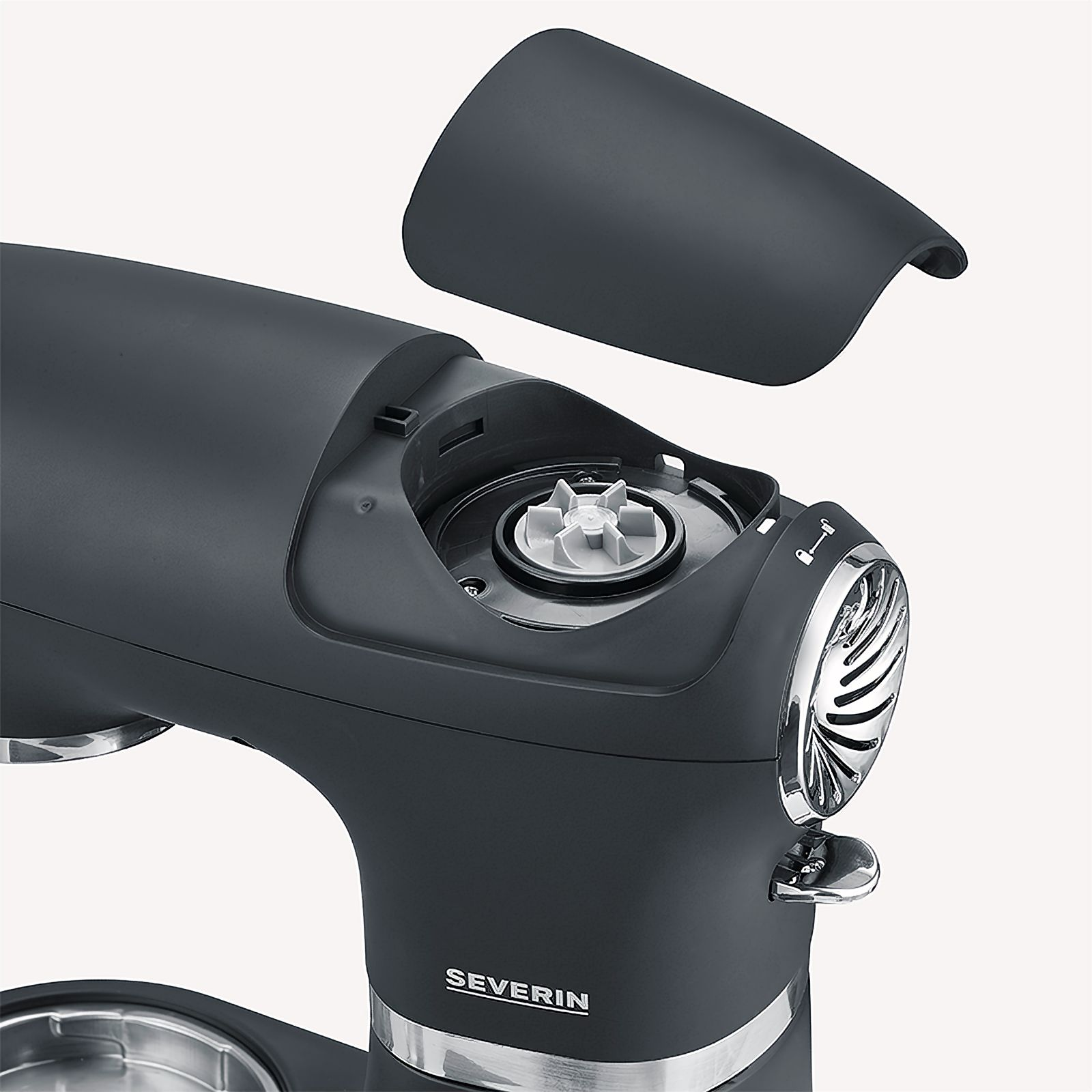 Nahaufnahme eines schwarzen Mixers mit geöffnetem Deckel. Das Innere und Chromdetails sind sichtbar.