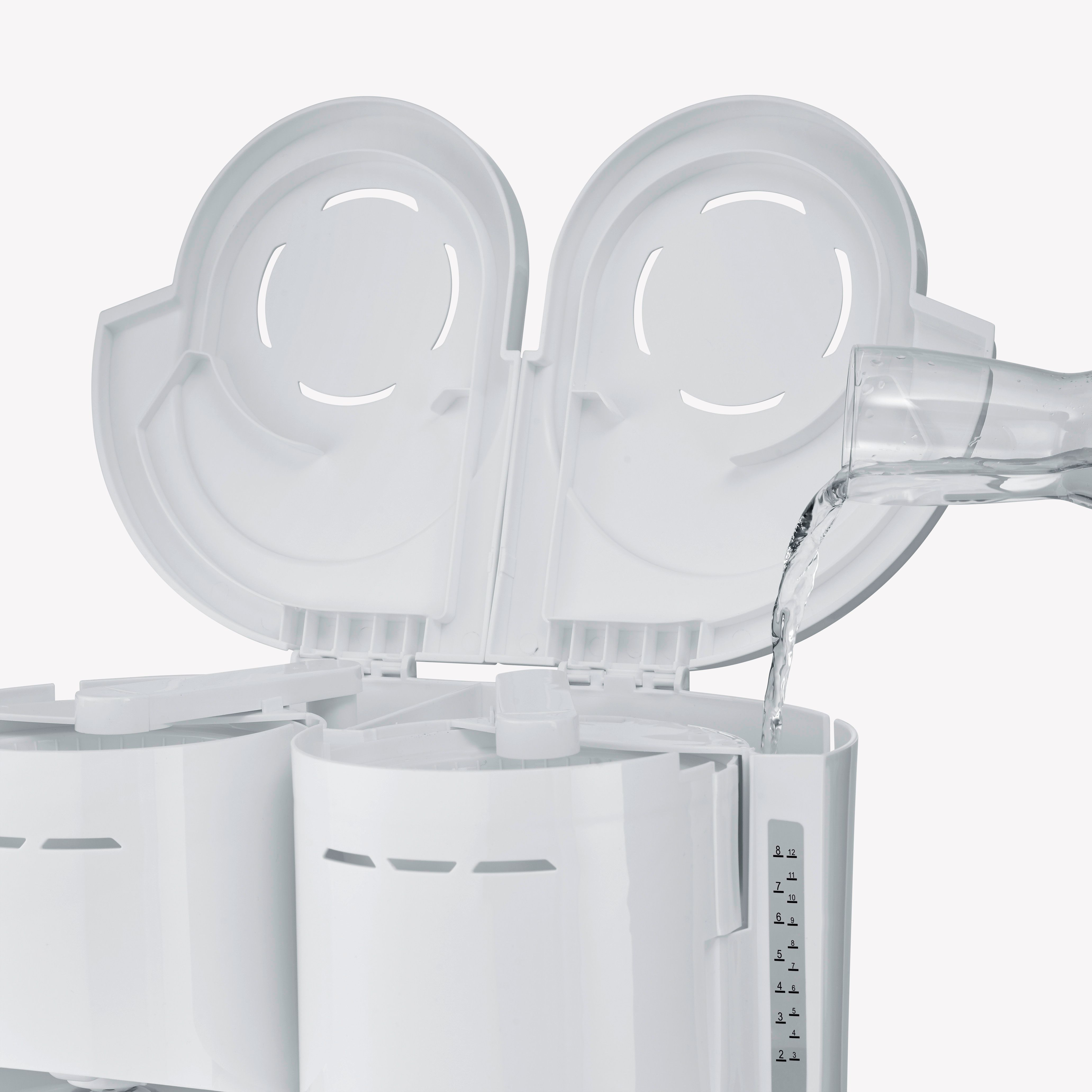 Biały ekspres do kawy z wodą wlewaną do zbiornika na wodę. Zbiornik posiada skalę pomiarową.