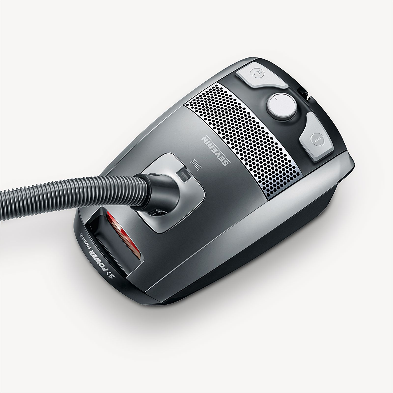 Czarny i srebrny odkurzacz. Wąż jest podłączony. Białe tło.