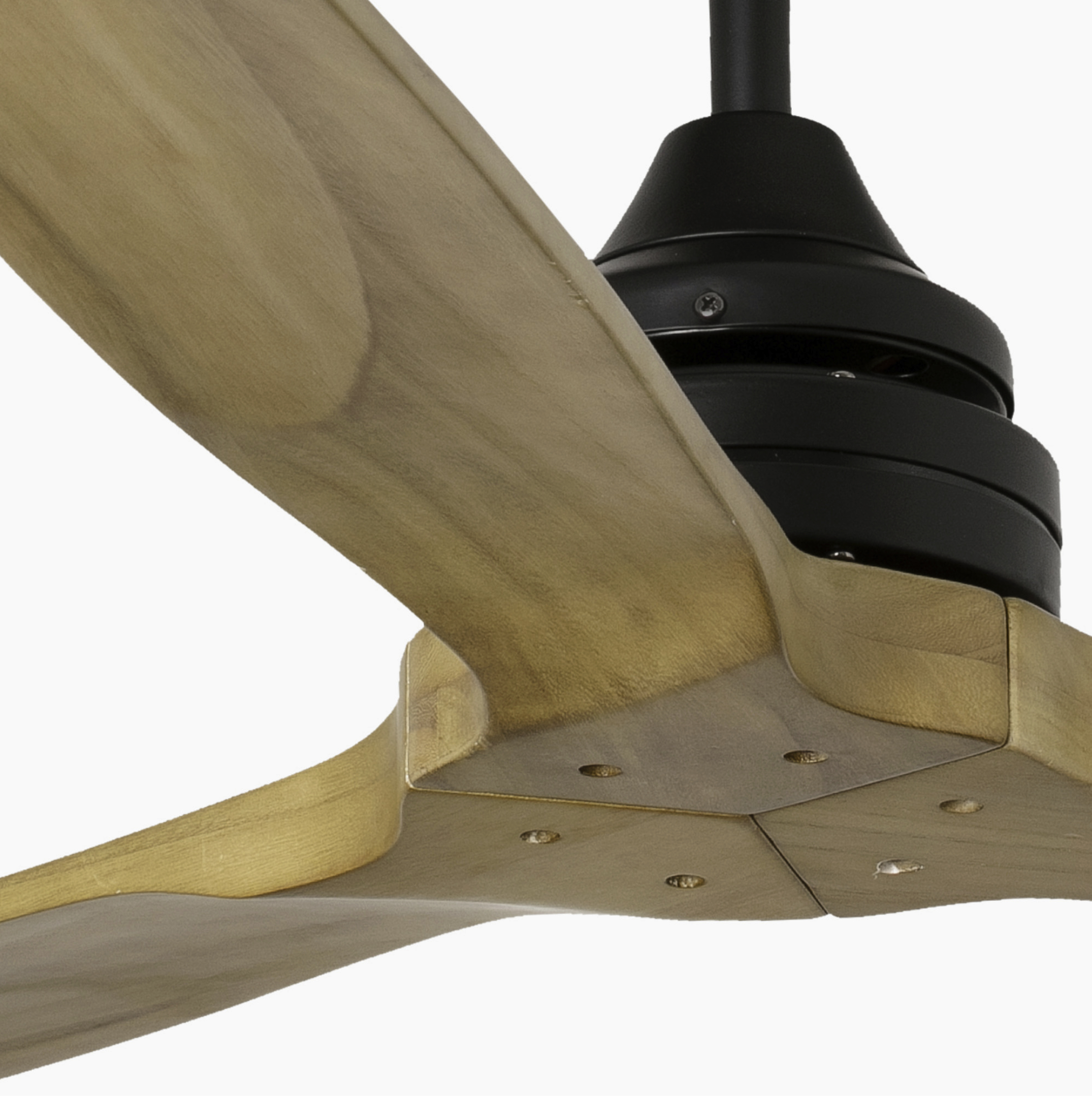 Nahaufnahme eines Deckenventilators aus Holz. Hellbraune Flügel, dunkler Motor.