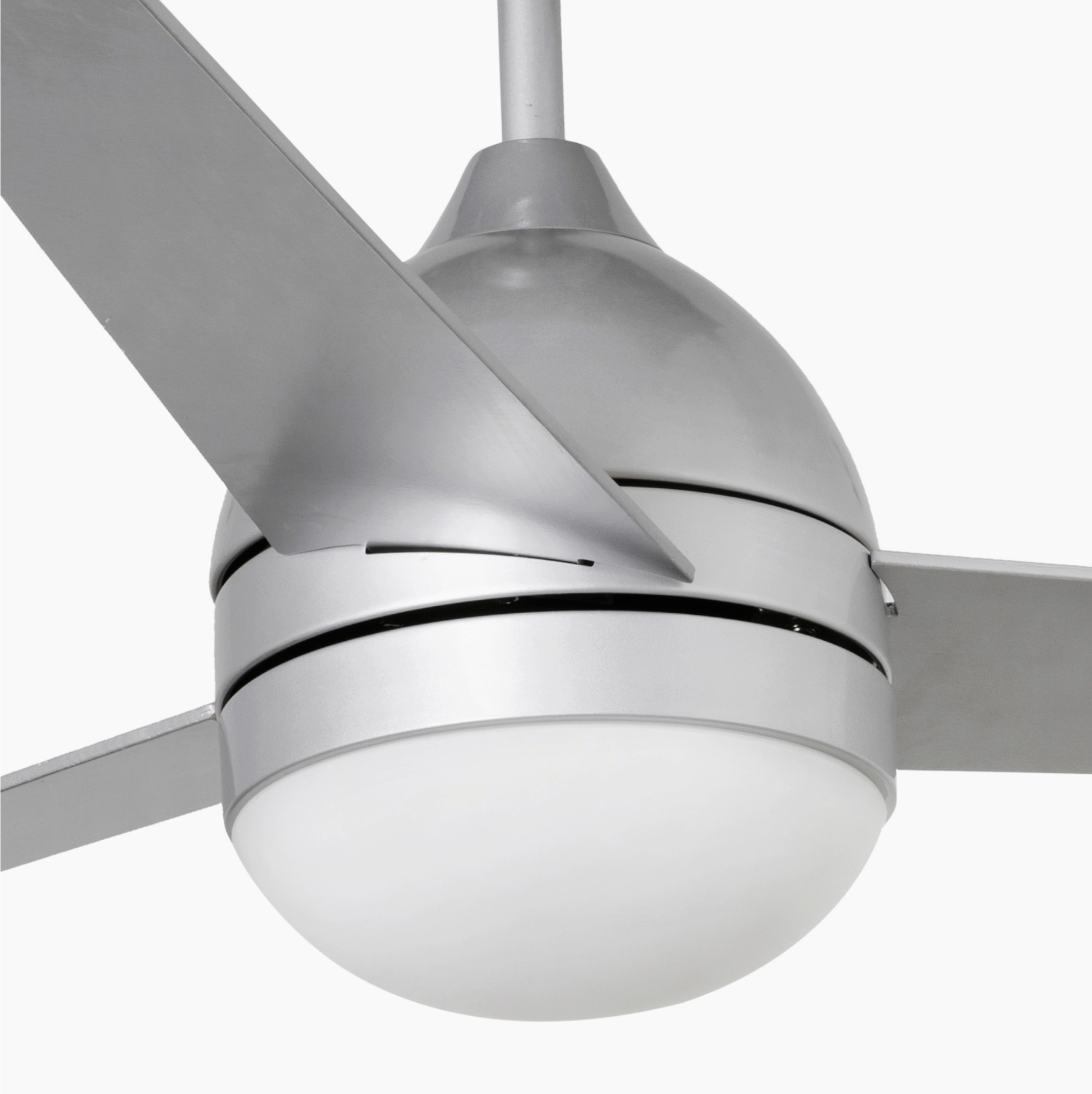 Silberner Deckenventilator mit drei Flügeln und einer runden Leuchte.