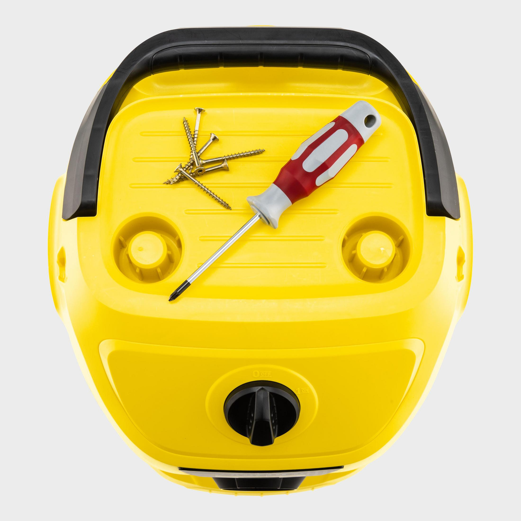 Żółty odkurzacz z czarnym uchwytem, czarnym pokrętłem i śrubokrętem oraz śrubami na górze.