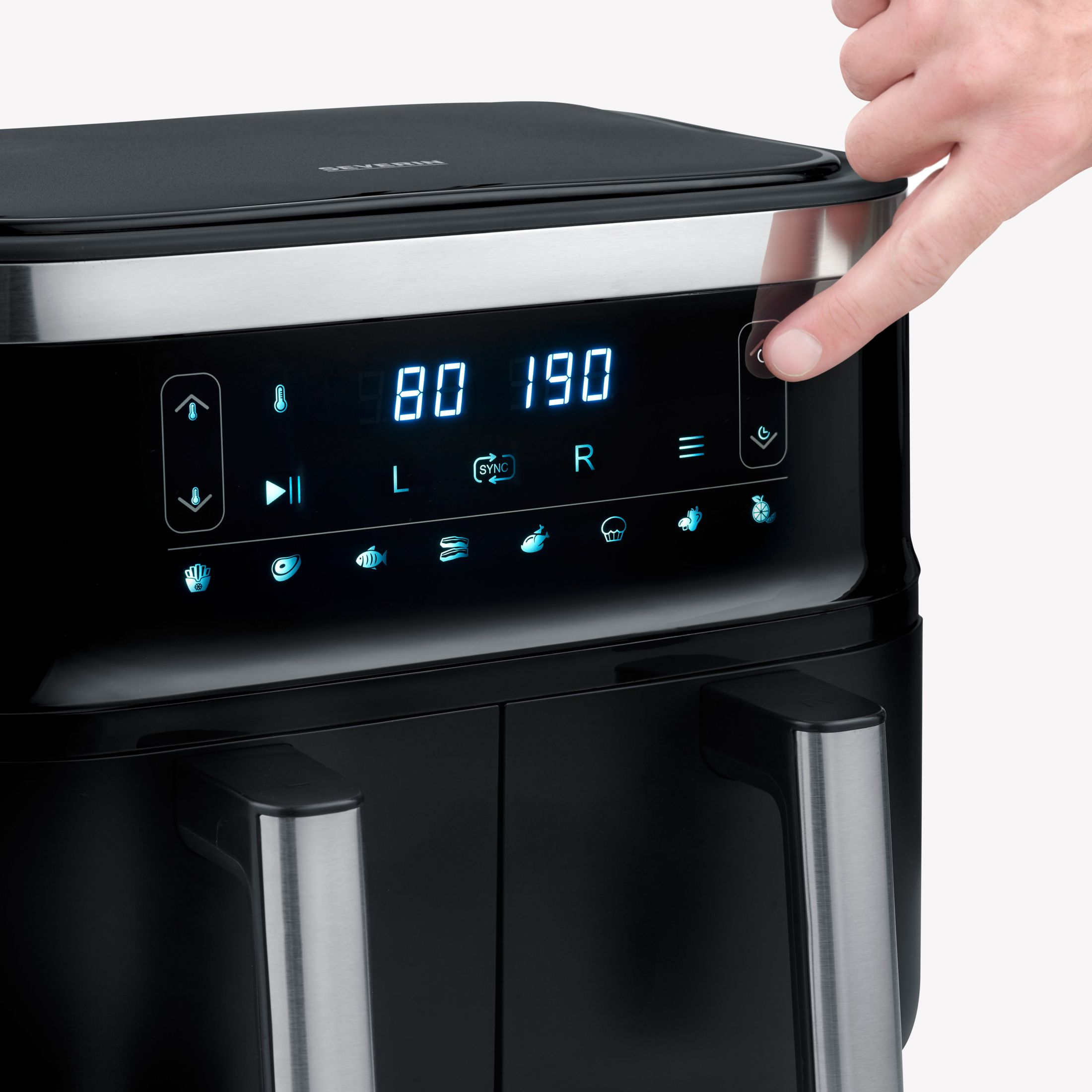 Czarna frytkownica powietrzna z cyfrowym wyświetlaczem i palcem naciskającym przycisk.