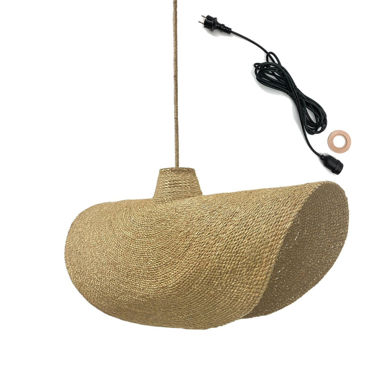 Hängeleuchte aus gewebtem Material mit schwarzem Kabel. Weißer Hintergrund.