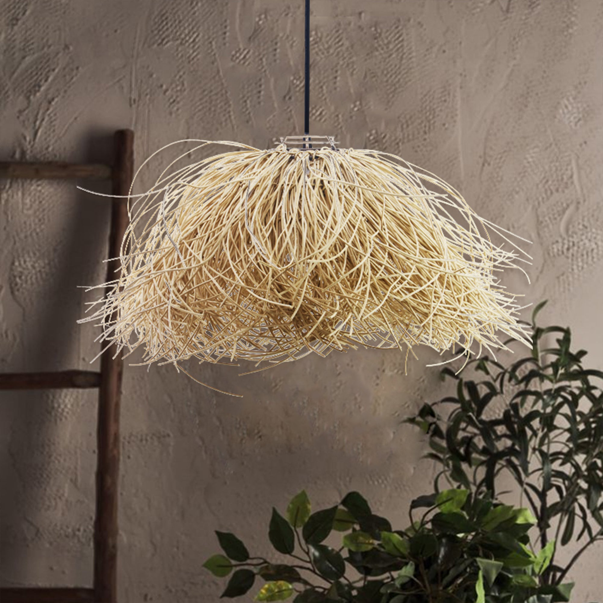 Hängelampe mit strohähnlichem Material. Beige Farbe, an einer braunen Wand. Leiter und Pflanzen sichtbar.